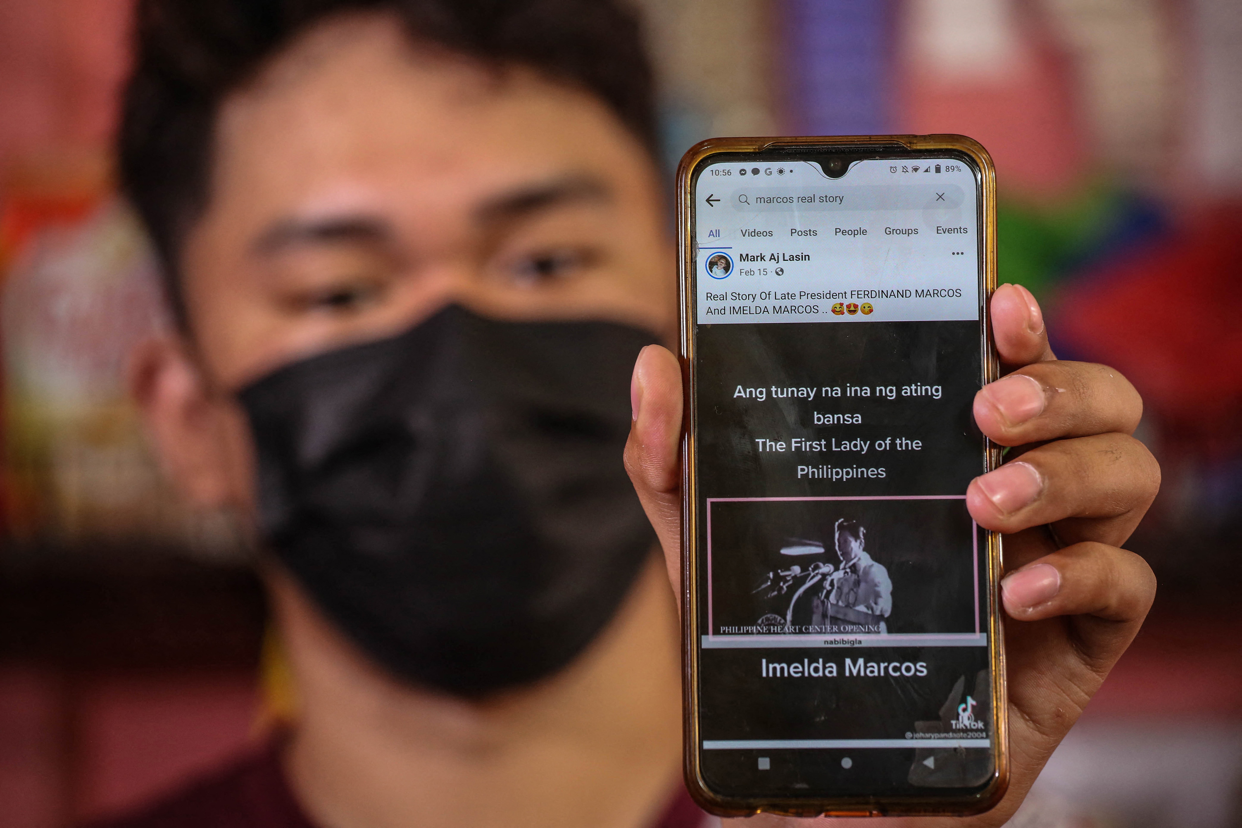 Warga Filipina menunjukkan jajak pendapat yang sudah diisinya, memperlihatkan kemenangan telak Ferdinand Marcos Juniao dalam Pilpres Filipin