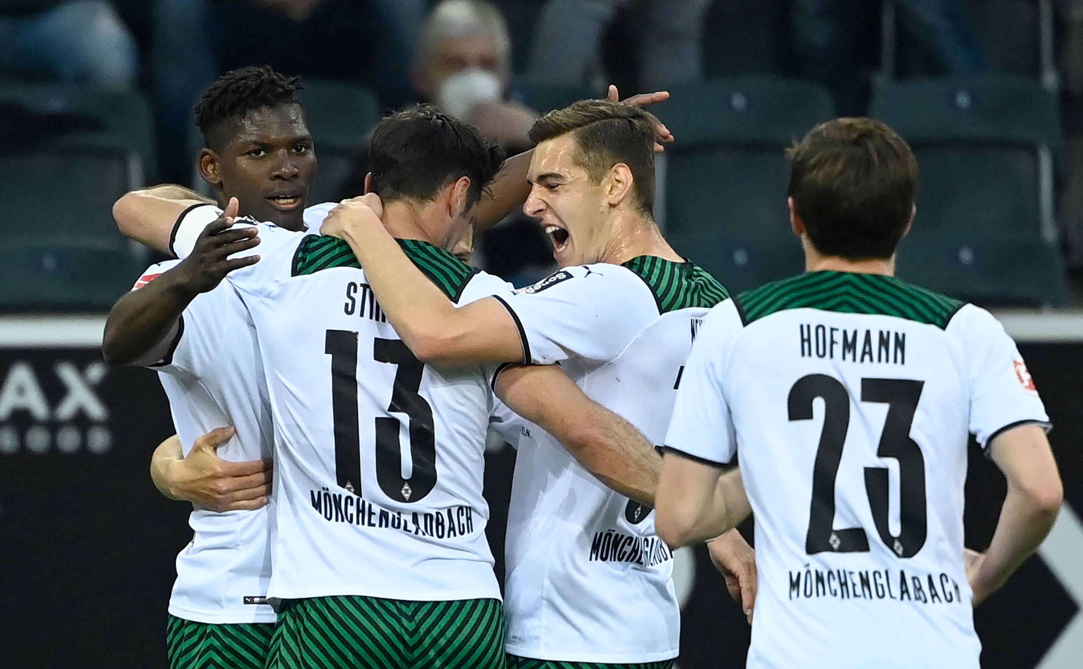 Para pemain Borussia Moenchengladbach melakukan selebrasi usai mencetak gol ke gawang RB Leipzig di laga Bundesliga.