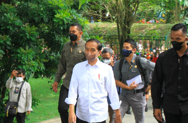 Presiden Jokowi saat mengunjungi Taman Balekambang Solo, Kamis (26/5/2022).