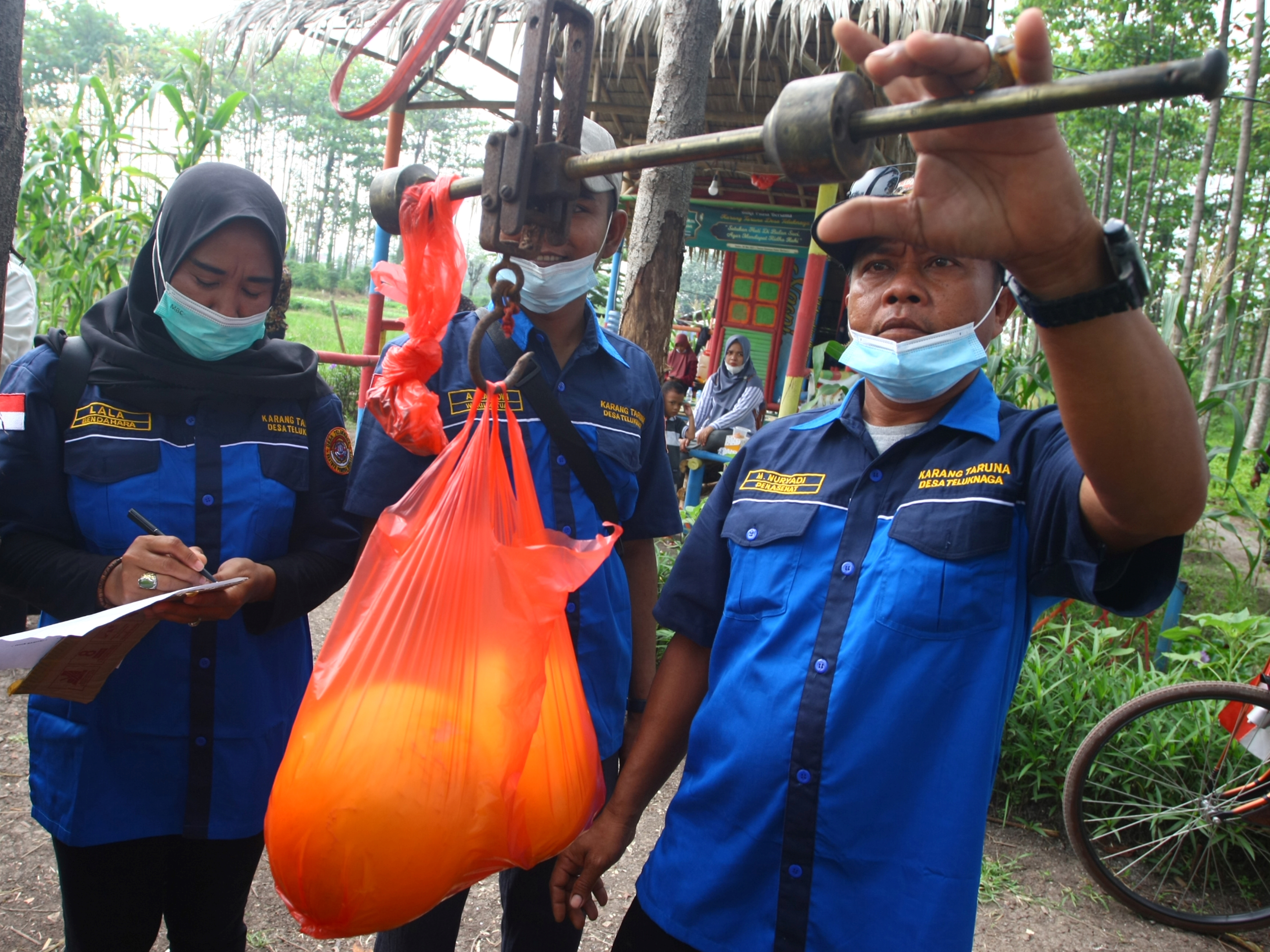 Sejumlah anggota karang taruna menimbang melon hasil panen yang akan dijual ke warga di Wisata Edukasi Pertanian, Tangerang, Banten.