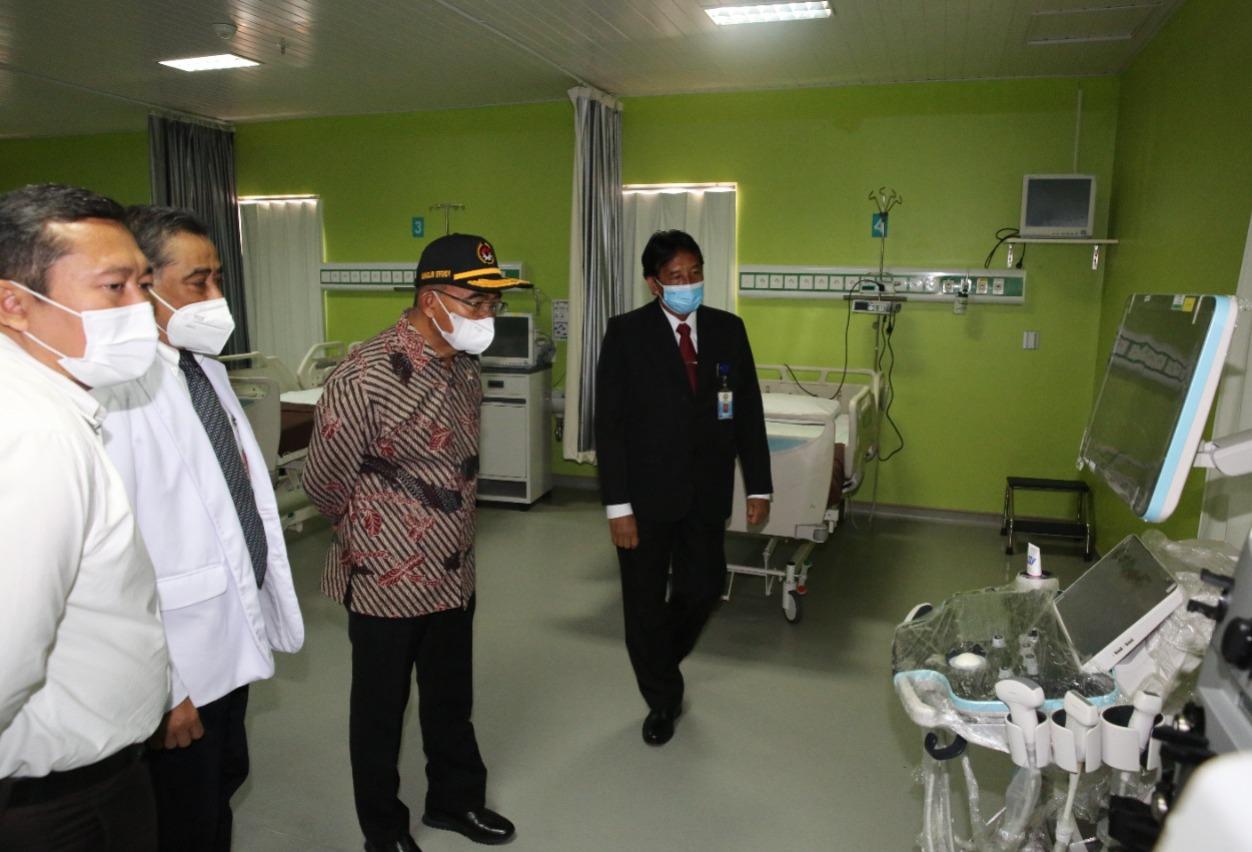 Menko PMK Muhadjir Effendy saat mengunjungi RS Udayana di Bali.