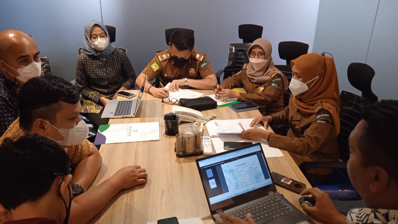 Petugas Wasrik BPJAMSOSTEK sedang melakukan upaya kepatuhan kepada pemberi Kerja dalam penyelenggaraan program jamsostek.