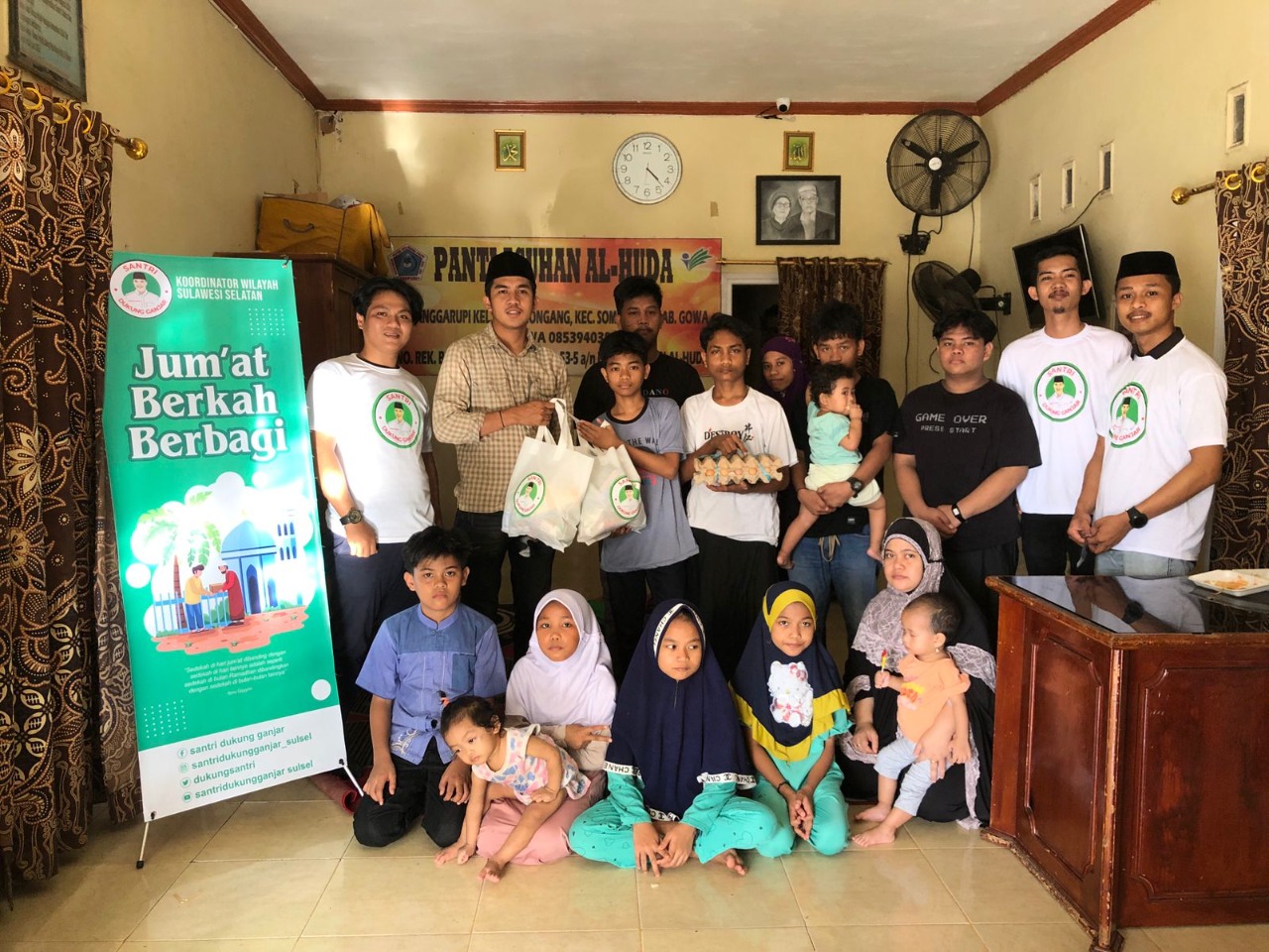 Santri Dukung Ganjar kembali melakukan kegiatan berbagi kebaikan dengan memberikan sembako hingga nasi kotak kepada masyarakat.