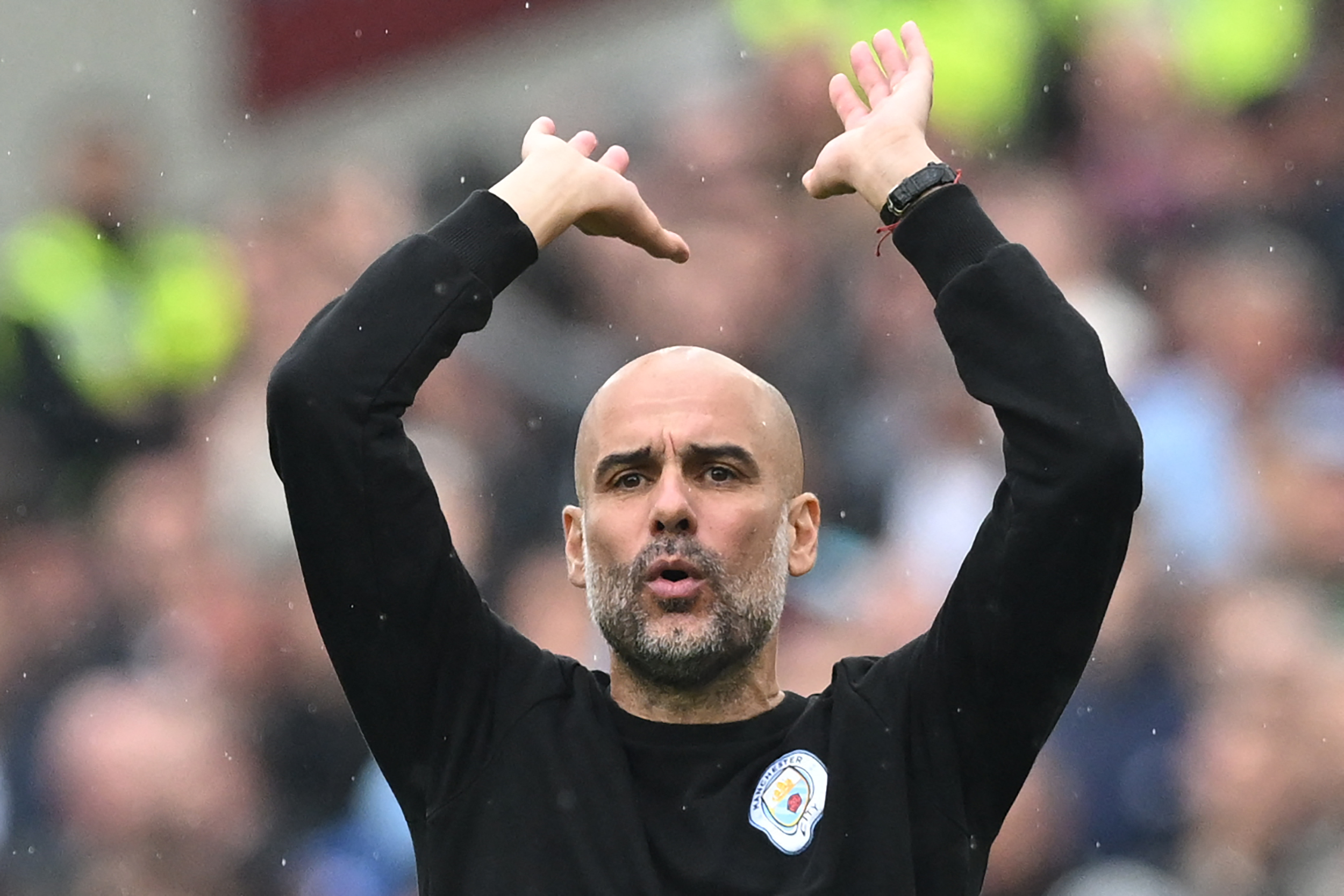 Reaksi Manchester City, Pep Guardiola, saat timnya berhadangan dengan West Ham United di  London Stadium, Minggu (15/5). 