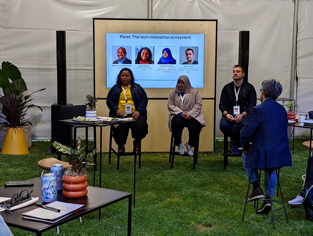 Utari Octaviany (kedua dari kiri) selaku Co-Founder Aruna mewakili Aruna dalam acara Google I/O di Mountain View,, California, AS. 