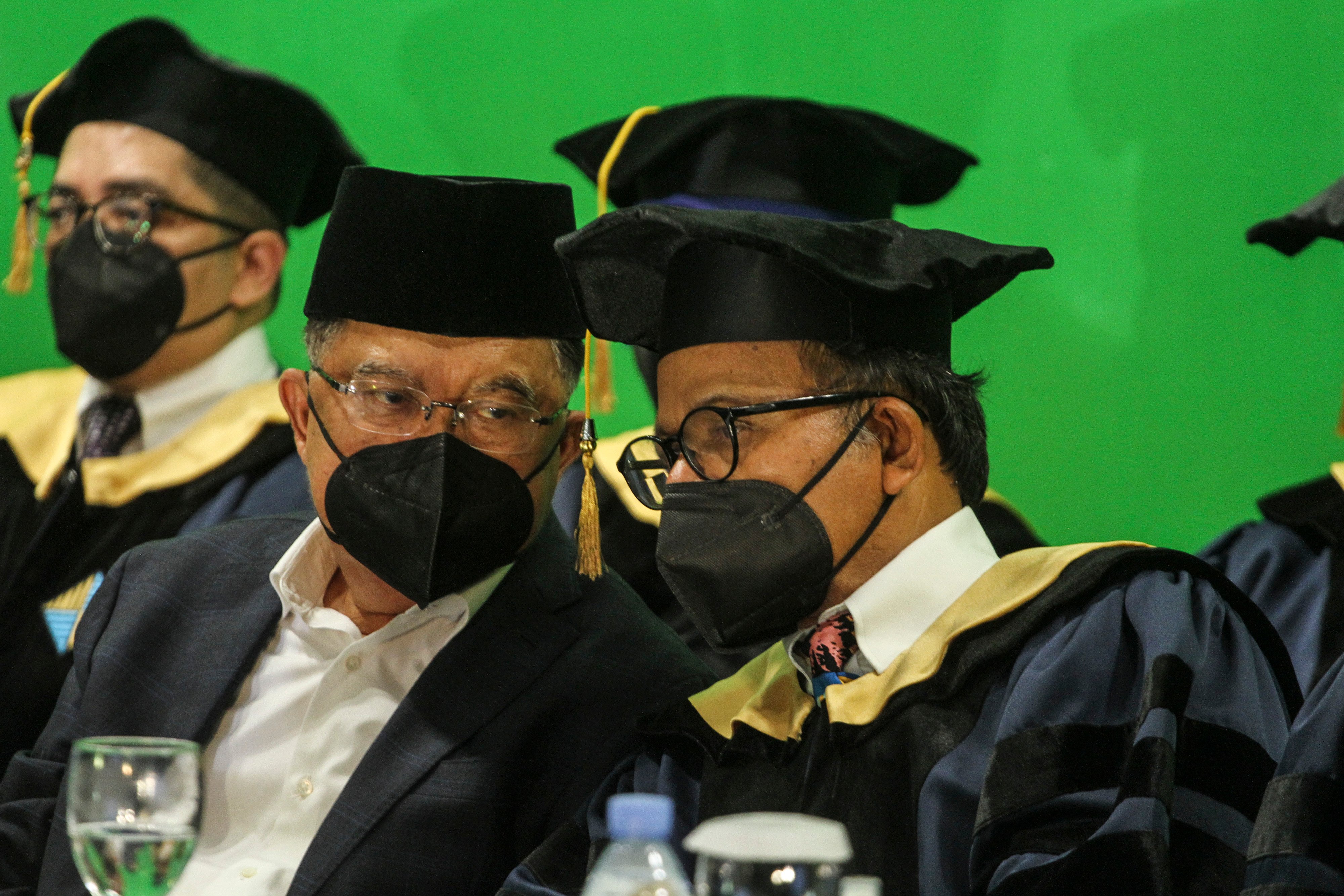 Ketua MWA Jusuf Kalla (ki) berbincang dengan Rektor UIII Komaruddin Hidayat (ka) saat pembukaan perkuliahan UIII, di Depok, Senin(20/9/2021)