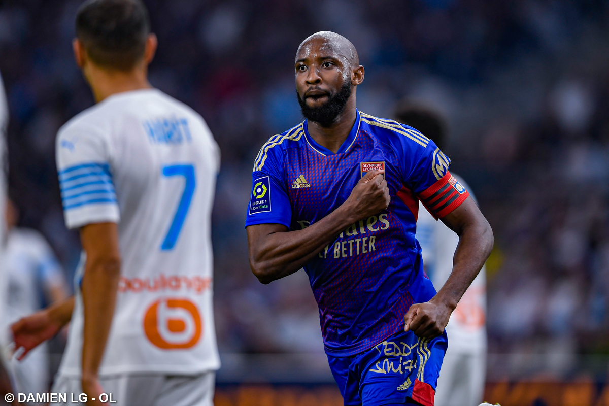 Pemain Lyon Moussa Dembele melakukan selebrasi usai mencetak gol ke gawang Marseille di laga Ligue 1.