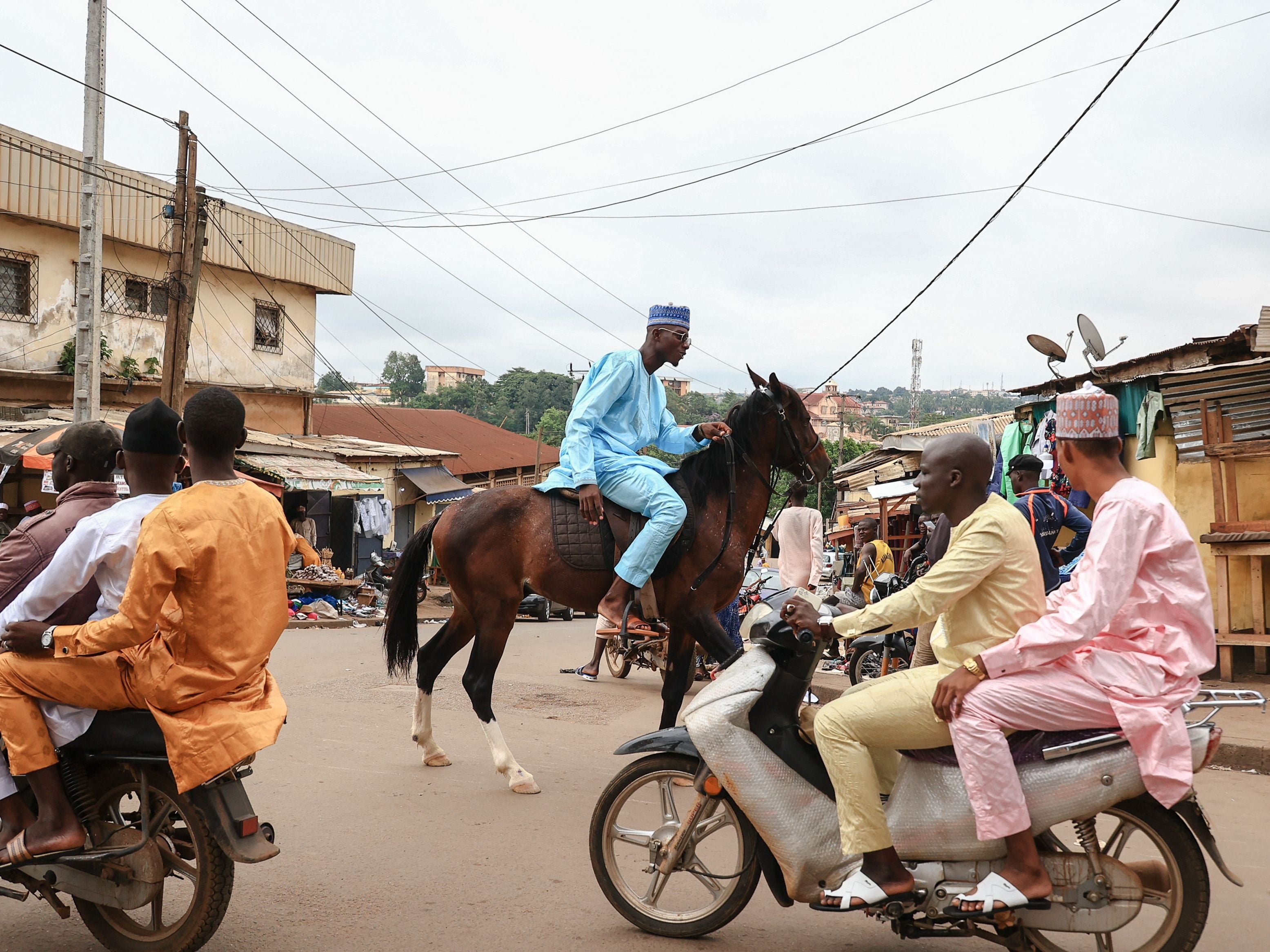 Seorang pria menunggang kudanya di jalan pada hari Idul Fitri di Yaounde, Kameerun, pada 2 Mei 2022.