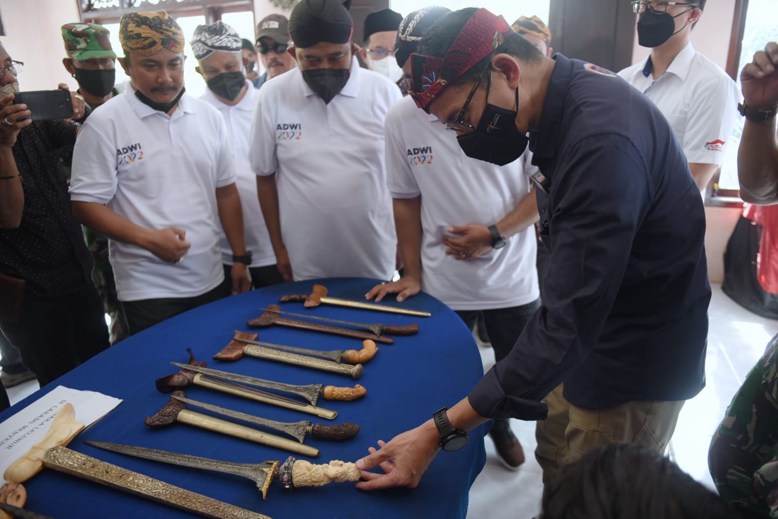 Menparekraf Sandiaga Uno berkunjung ke Desa Wisata Keris Aeng Tong-tong, Kecamatan Saronggi, Kabupaten Sumenep, Selasa (24/5/2022). 