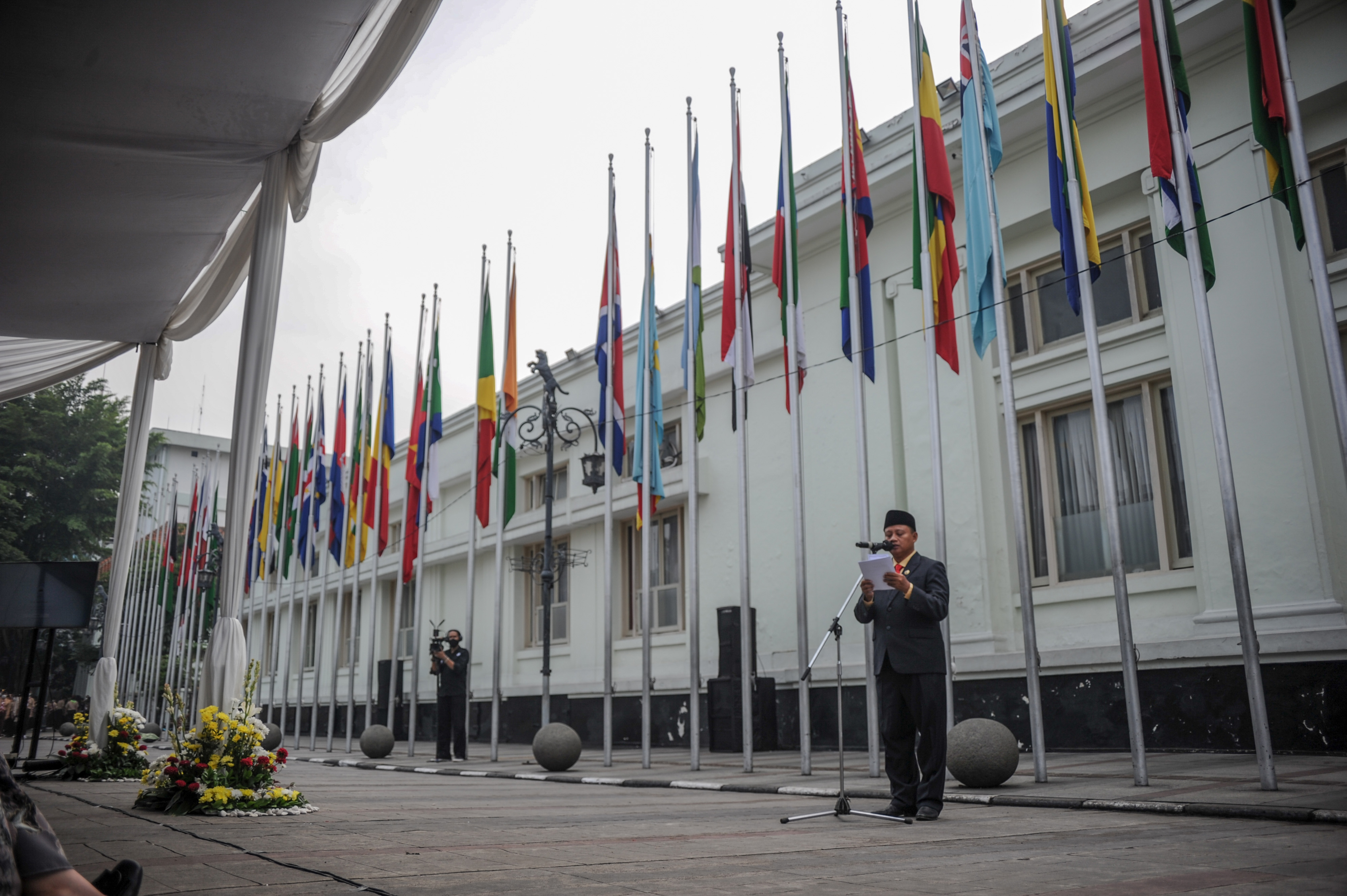 Wakil Gubernur Jawa Barat Uu Ruzhanul Ulum saat upacara pengibaran bendera peserta Konferensi Asia Afrika. 