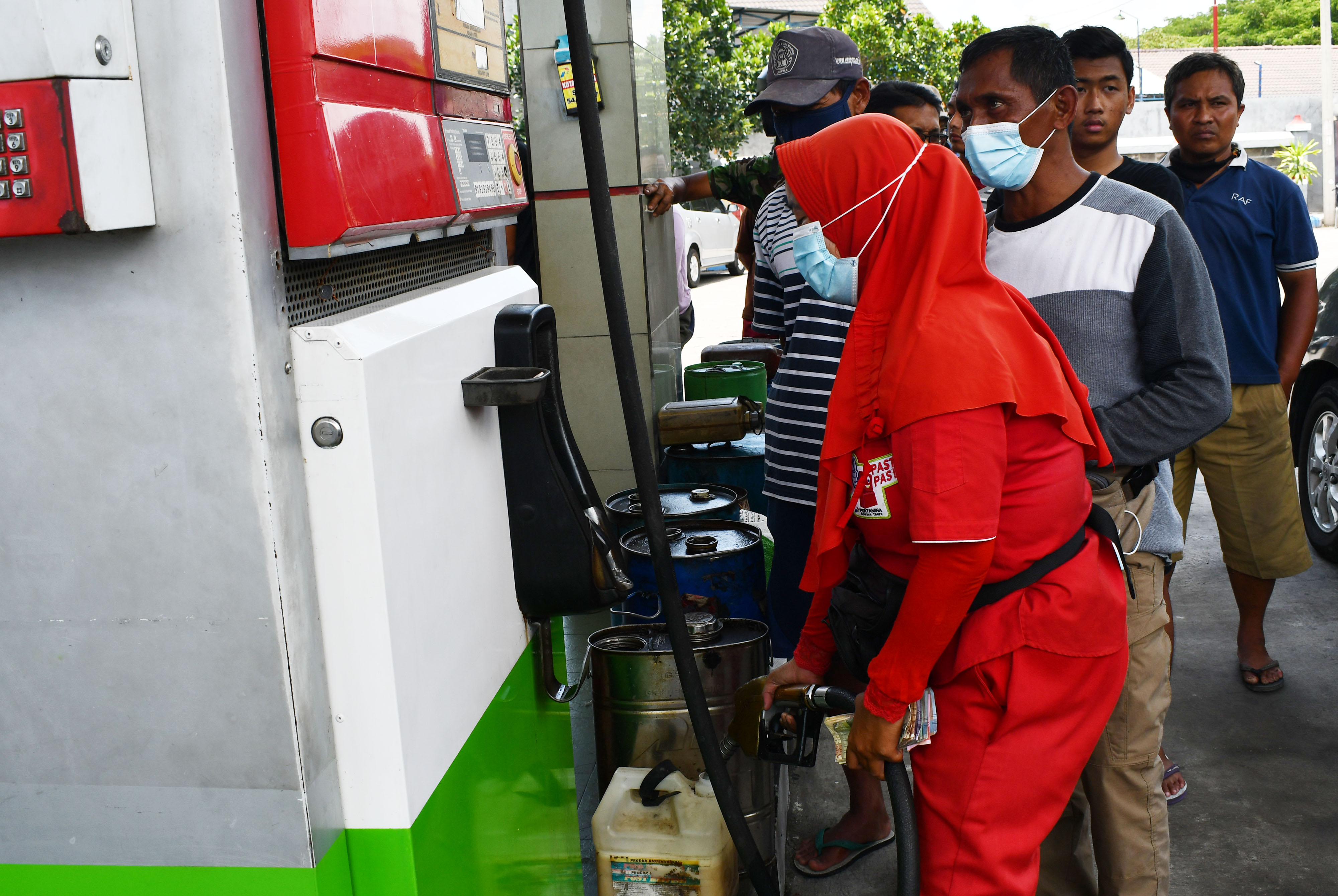 Pola penyaluran subsidi bbm perlu ditinjau ulang. 