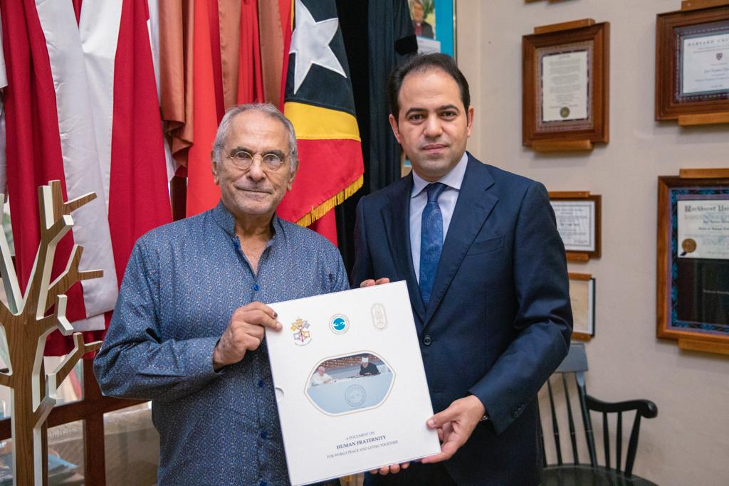 Presiden Timor Leste  Ramos-Horta (kiri) dan Sekjen Majelis Hukama Al-Muslimin Mohamed Abdelsalam memegang Piagam Persaudaraan Kemanusiaan