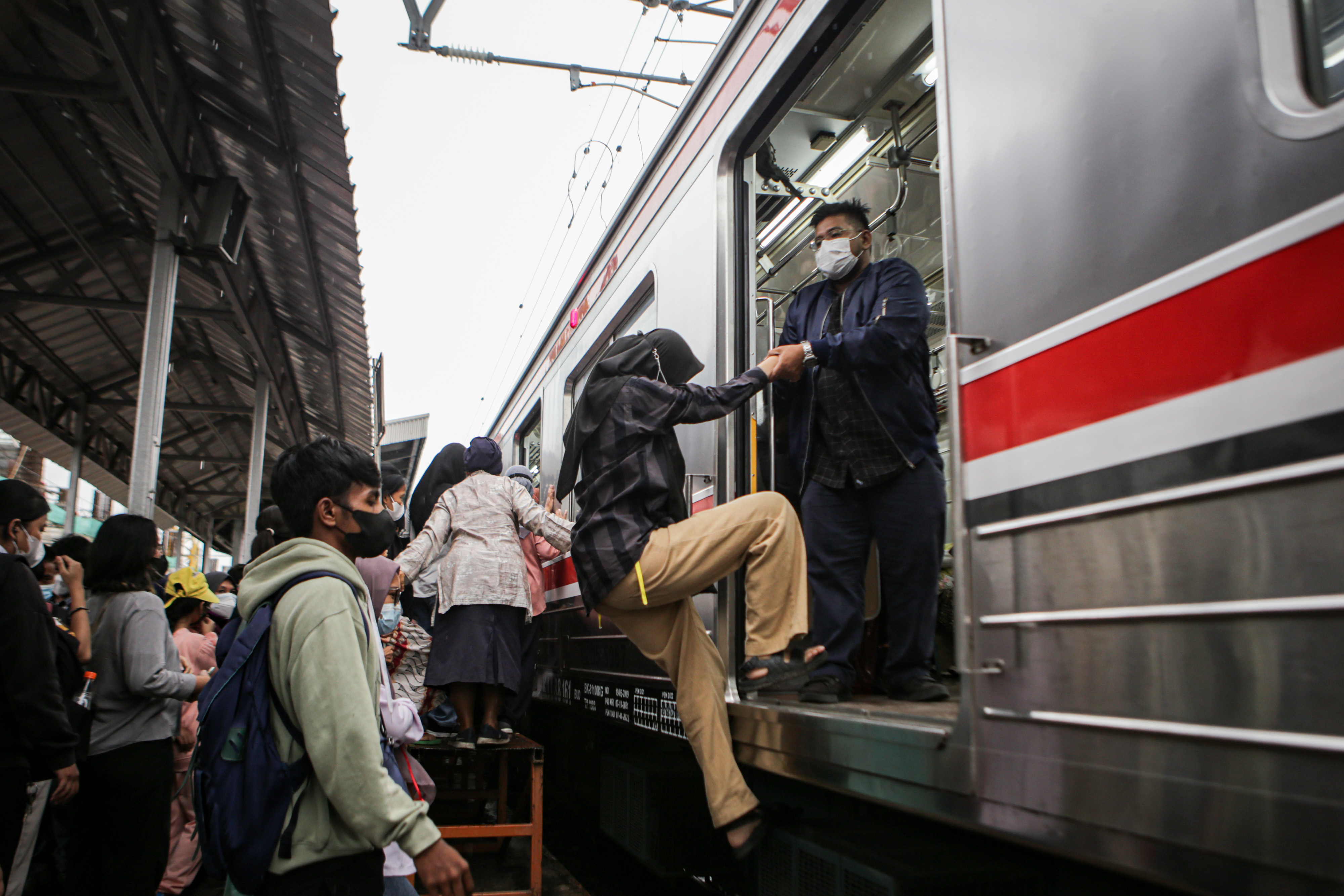 Penumpang menaiki KRL di Stasiun manggarai, jakarta