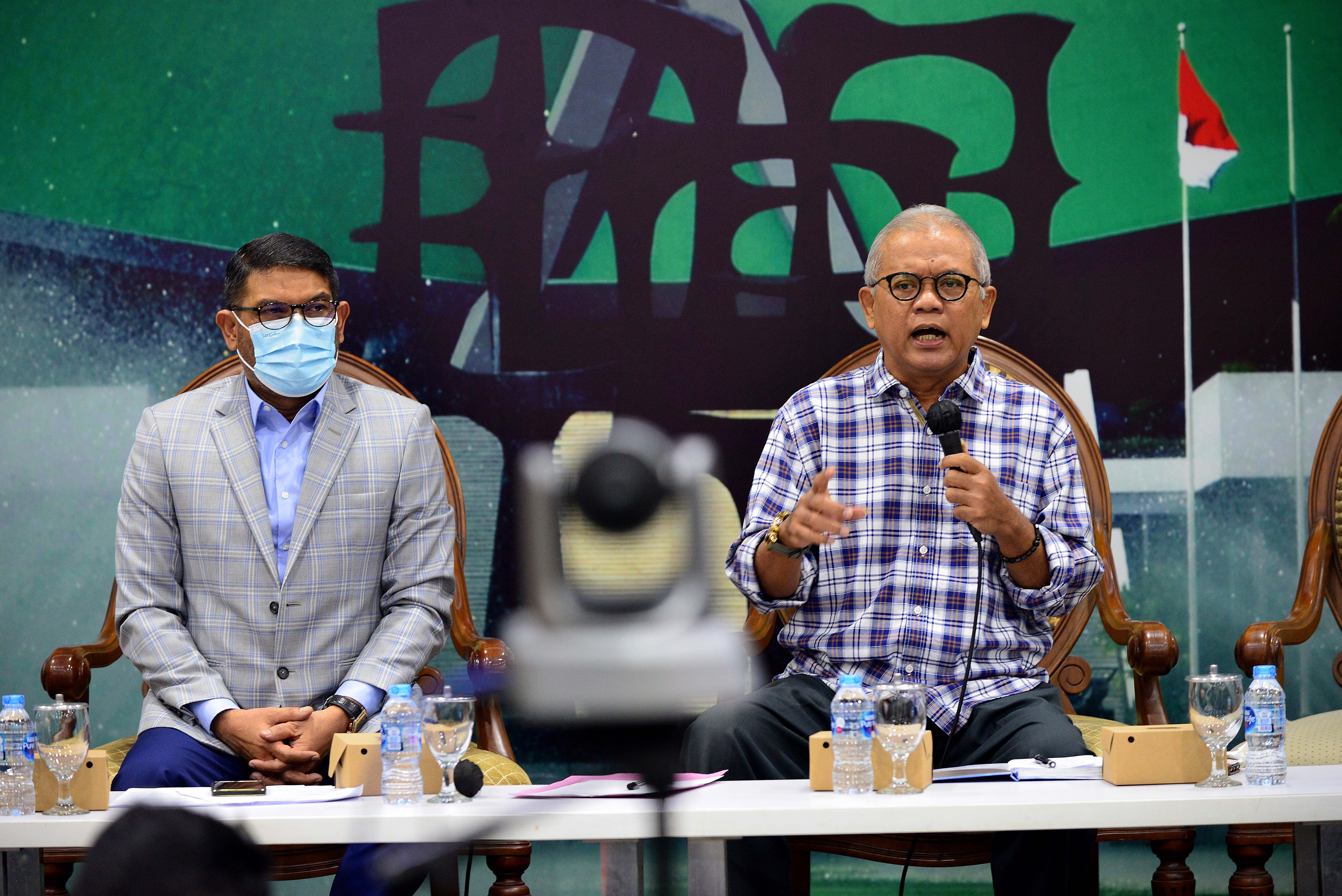 Pakar Hukum Pidana Univ. Trisakti Abdul Fickar Hadjar (kanan)