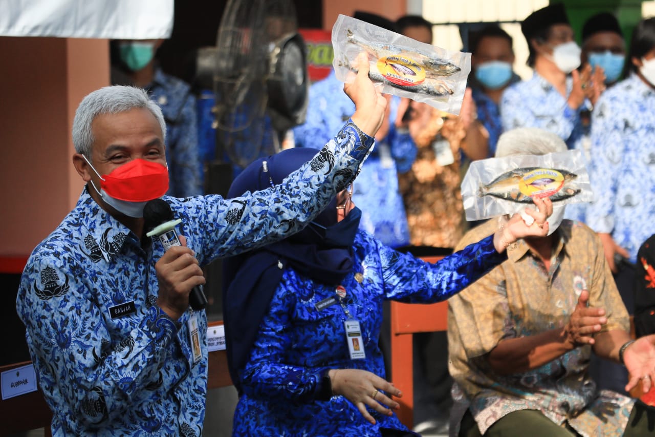  Gubernur Jateng Ganjar Pranowo meresmikan SLB Negeri 1 Demak. 