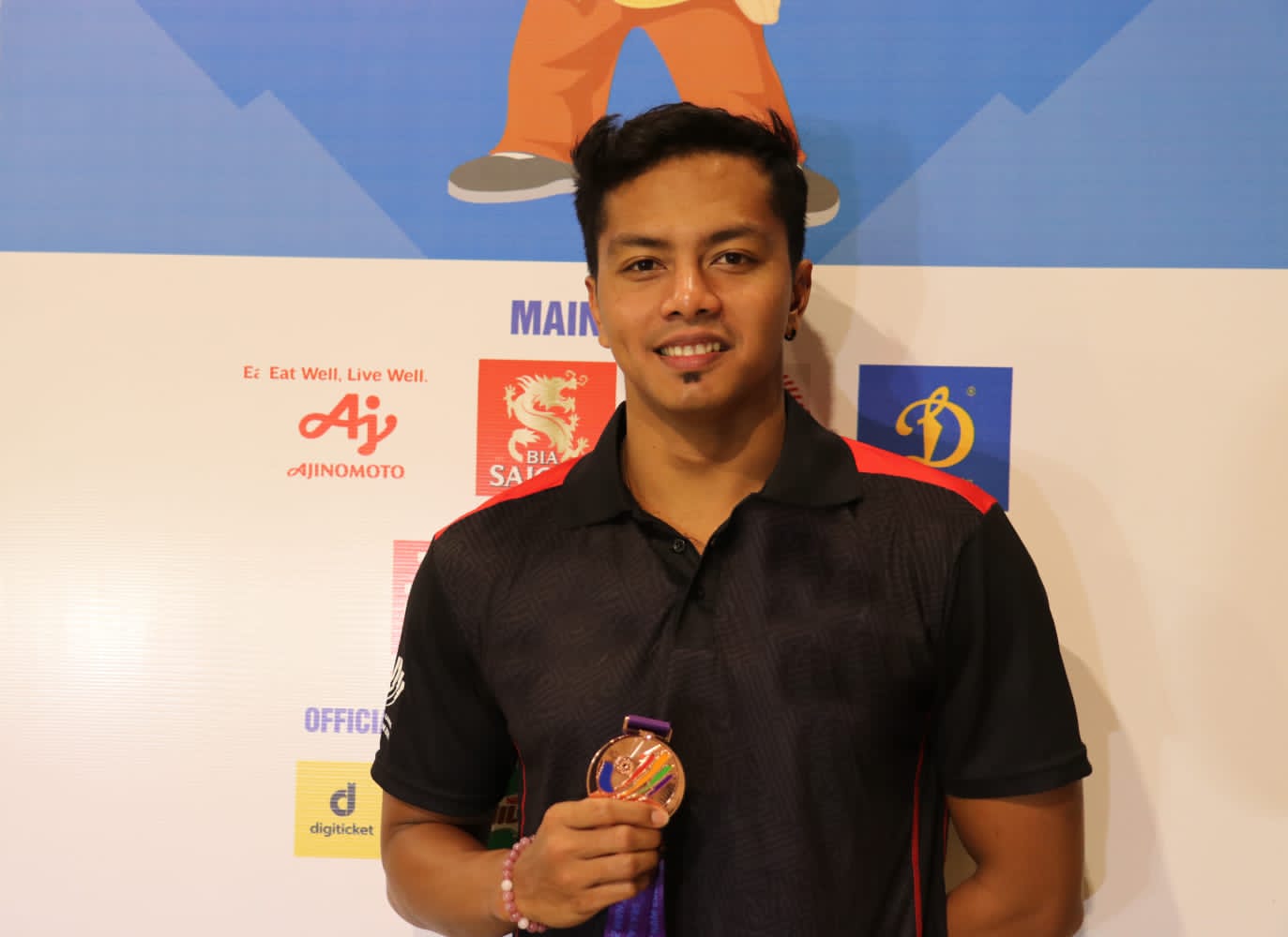 Perenang nasional I Gede Siman Sudartawa menunjukkan medali perunggu nomor gaya punggung putra 50 meter pada gelaran SEA Games Vietnam.