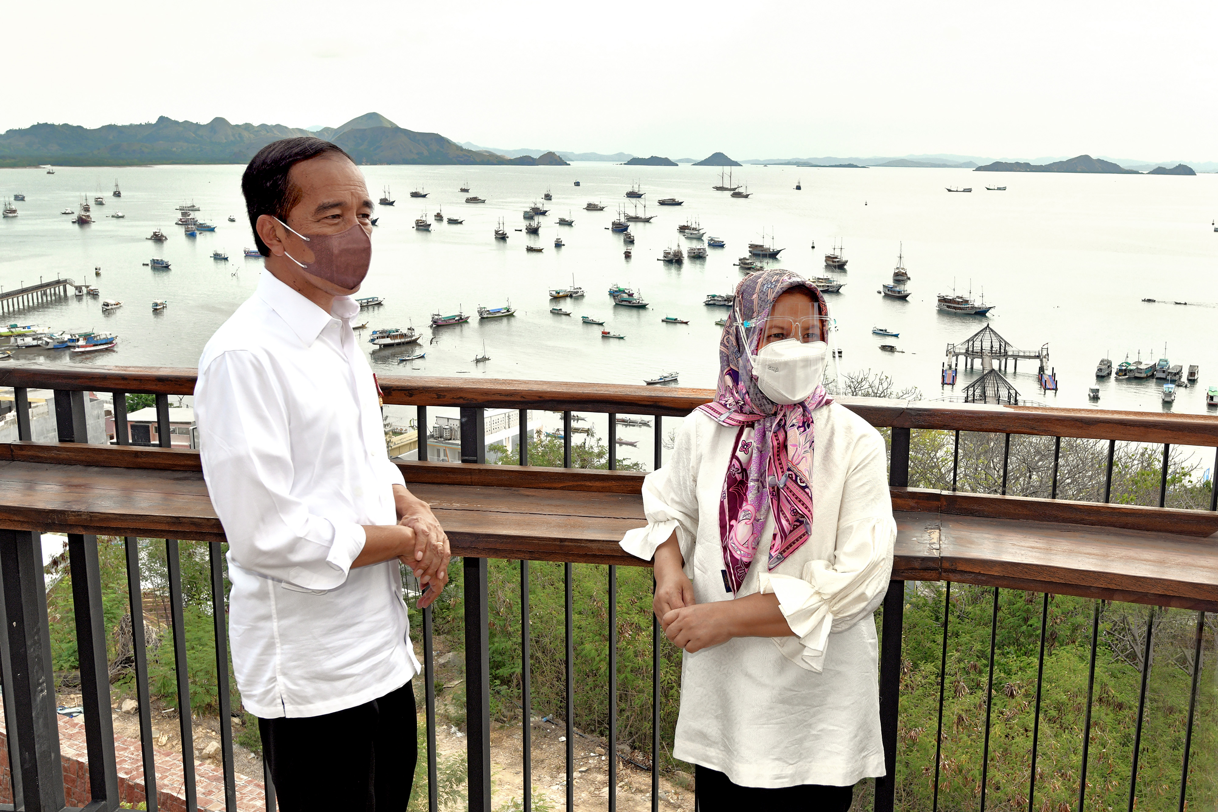 Presiden Joko Widodo (kiri) didampingi Ibu Negara Iriana Joko Widodo menikmati pemandangan di Kawasan Puncak Waringin, Labuan Bajo, NTT