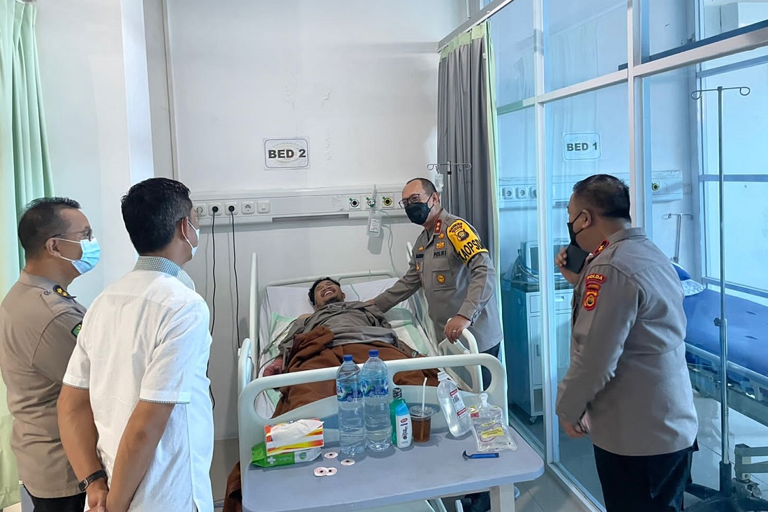 Kapolda Jambi Irjen A Rachmad Wibowo (dua kanan) menjenguk polisi yang terluka saat akan menangkap pelaku kriminal, Rabu (11/5).  