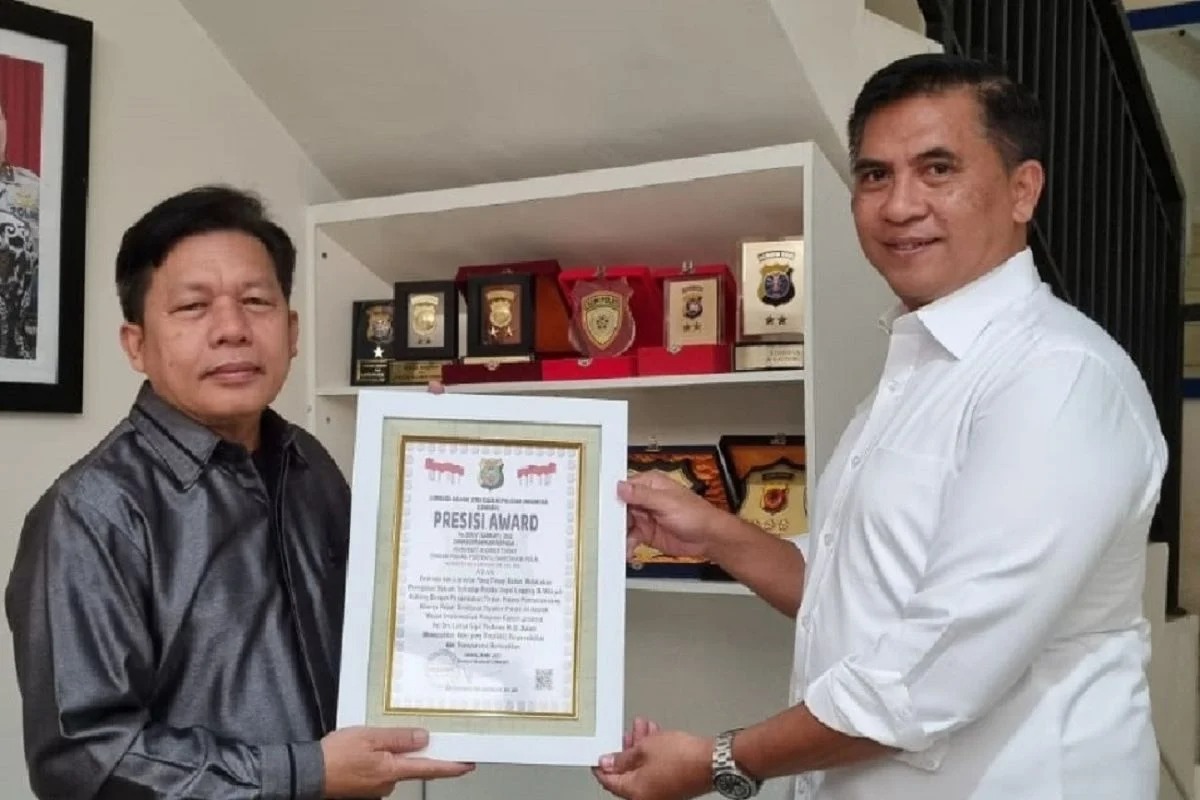 Kasubdit III Direktorat Tindak Pidana Tertentu (Ditipidter) Bareskrim Polri Kombes Pol. Kurniadi (kanan) dianugerahi 'Presisi Award.