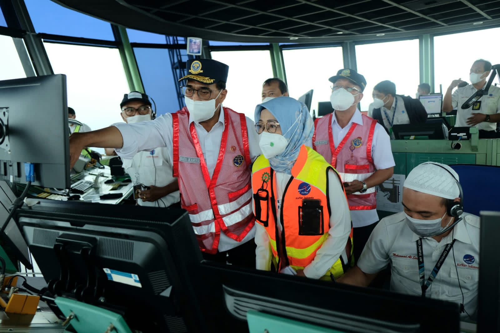 Menhub Budi Karya Sumadi yang didampingi Dirut AirNav Indonesia, Polana Banguningsih Pramesti, saat melakukan kunjungan ke Kantor AirNav.