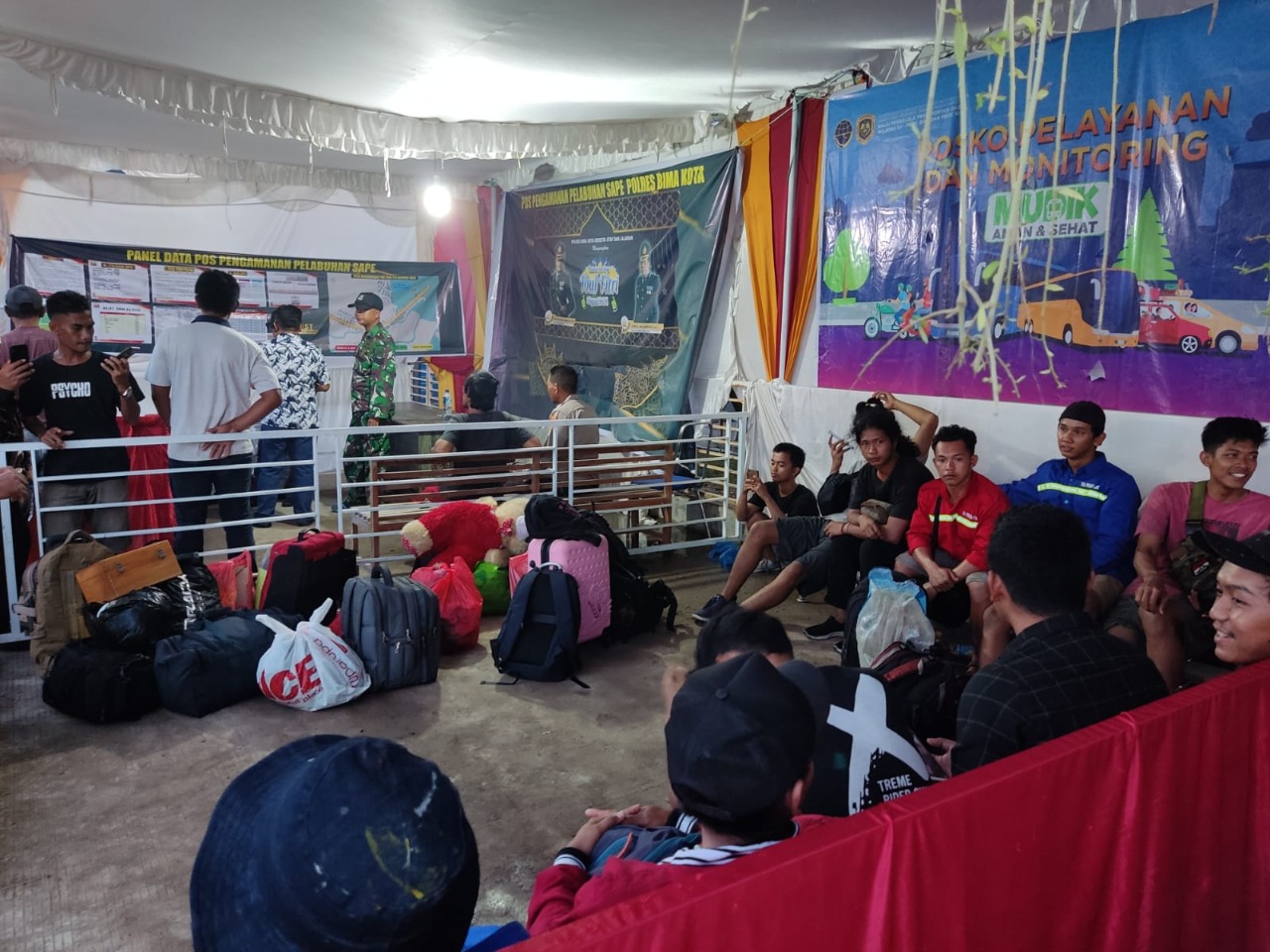 Anak buah kapal Permata Asia GT 1381 selamat seusai kapal bermuatan 2.300 ton semen tenggelam, di perairan Kabupaten Bima, NTB, Sabtu (7/5/2