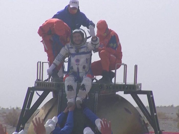 Ilustrasi: Astronaut Tiongkok yag baru kembali dari luar angkasa pertengahan April 2022