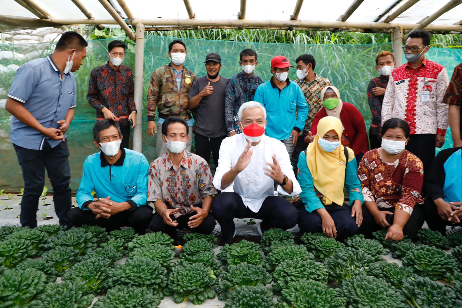 Gubernur Jawa Tengah Ganjar Pranowo saat berkunjung ke KT Bangkit Merbabu di Kecamatan Getasan, Kabupaten Semarang, Jateng, Jumat (13/5)