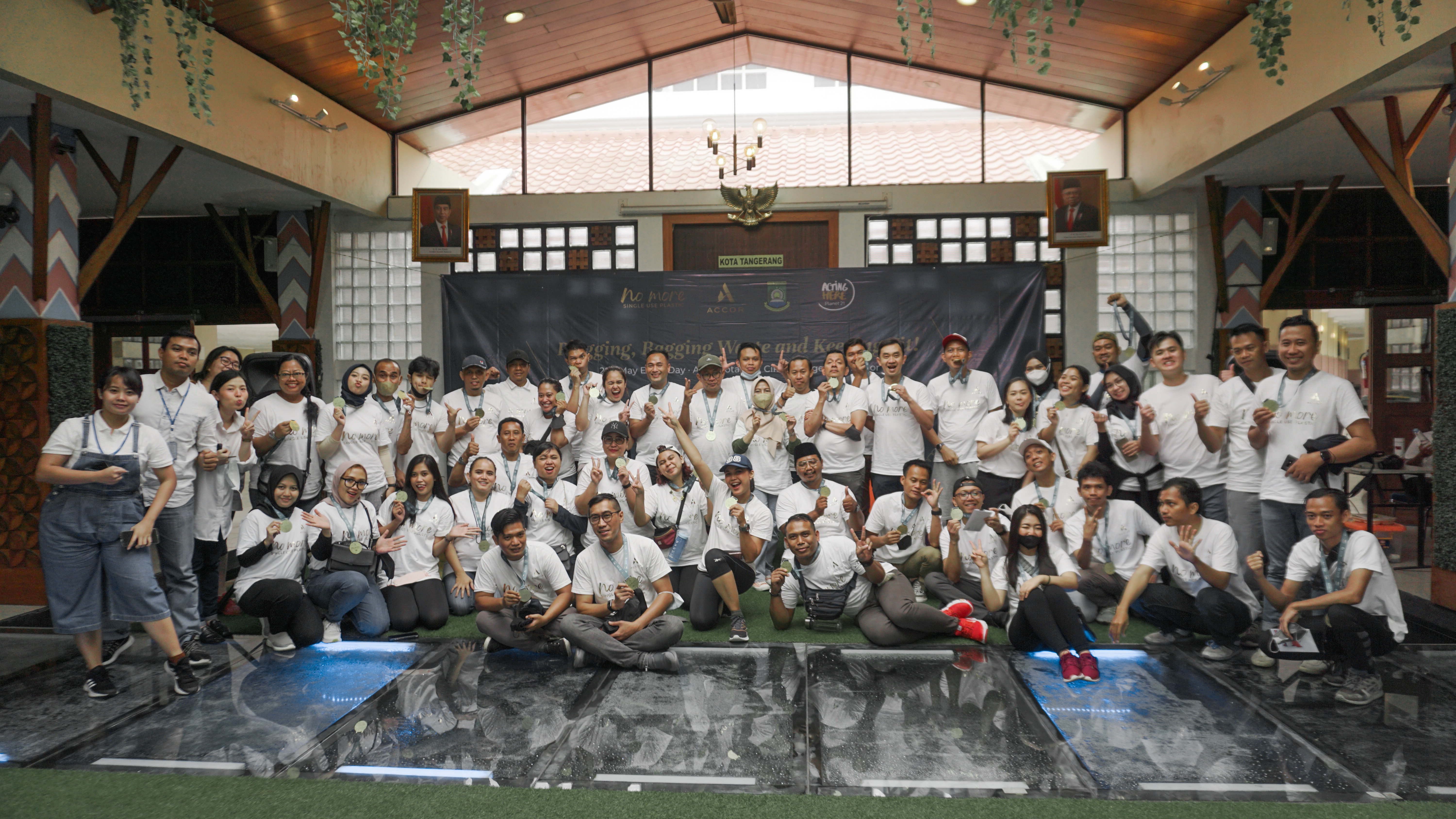 Tim hotel-hotel Accor di wilayah Jakarta, Tangerang, Bekasi, Bogor dan Ciawi mendukung gerakan grup berslogan No More Single Use Plastic.