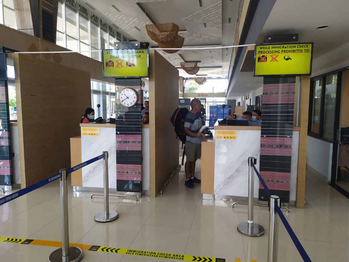 Seorang WNA menjalani pemeriksaan dokumen imigrasi di PLBN Motaain di Kabupaten Belu, NTT, beberapa waktu lalu. 