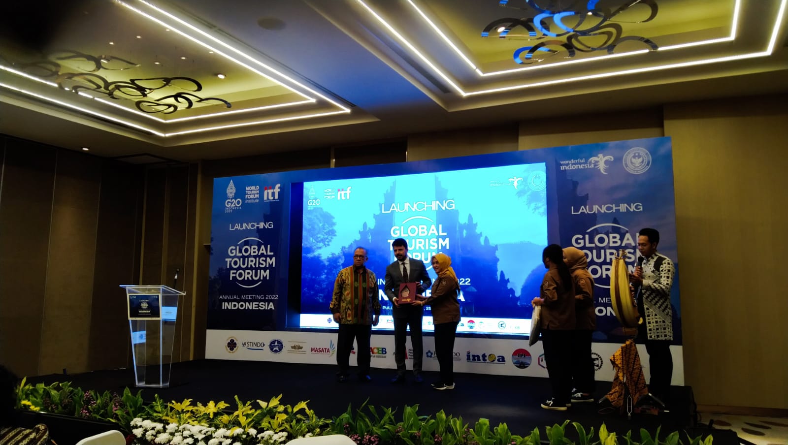 Chairman Indonesia Tourism Forum Sapta Nirwandar bersama Presiden WTF Institute Bulut Bagci dan Deputi Bidang Produk Wisata Rizki Handayani.