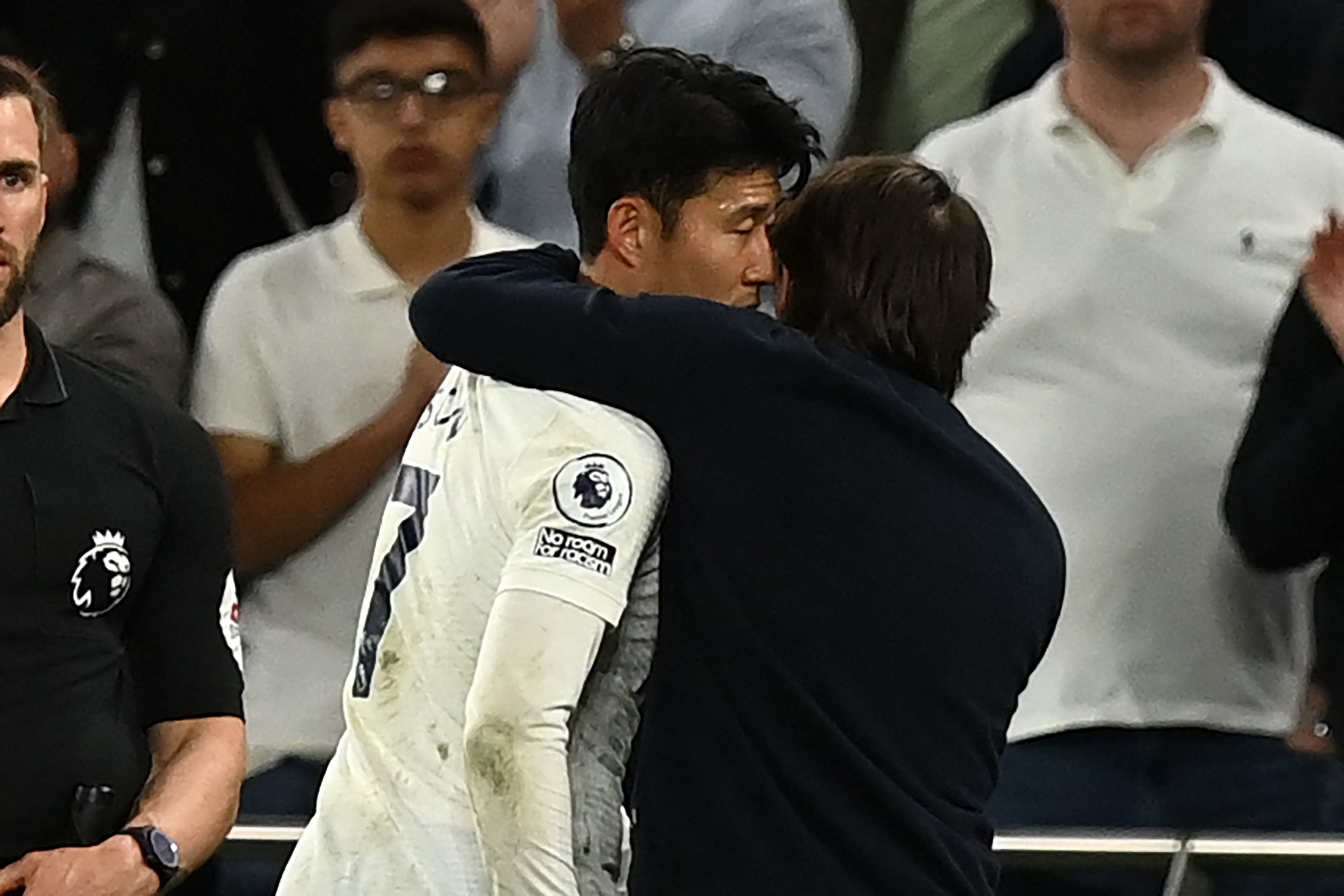 Penyerang Tottenham Hotspur Son Heung-min dipeluk pelatih Antonio Conte saat ditarik keluar dalam laga Liga Primer Inggris melawan Arsenal.