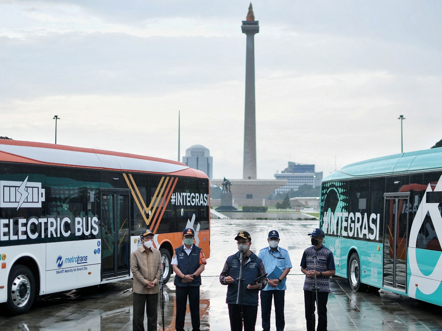 Gubernur DKI Jakarta Anies Baswedan (tengah) memberikan keterangan saat menghadiri peluncuran bus listrik Transjakarta di Monumen Nasional.