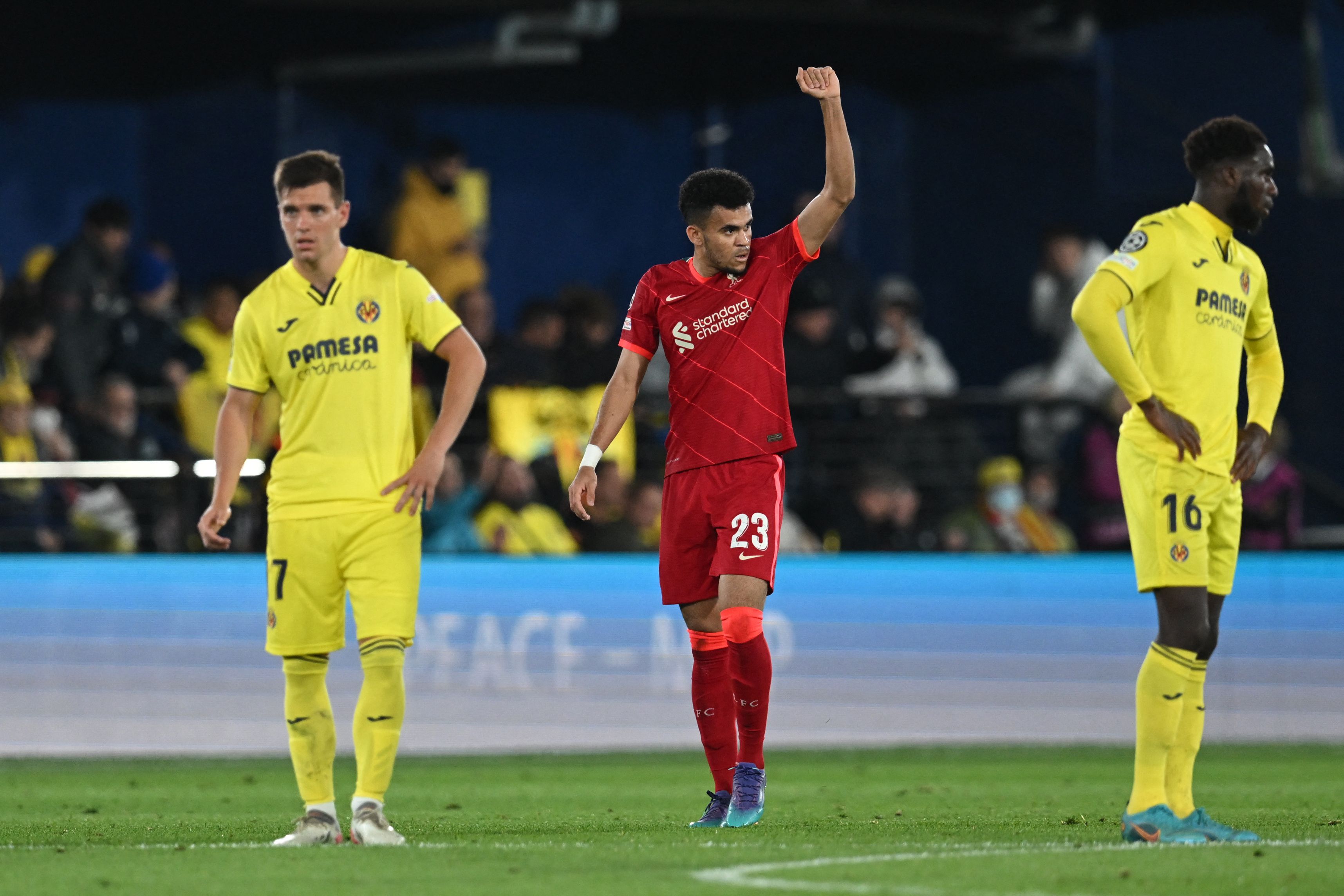 Pemain Liverpool Luiz Diaz (tengah) usai laga melawan Villarreal di leg kedua semifinal Liga Champions, Rabu (4/5). Liverpool lolos ke final