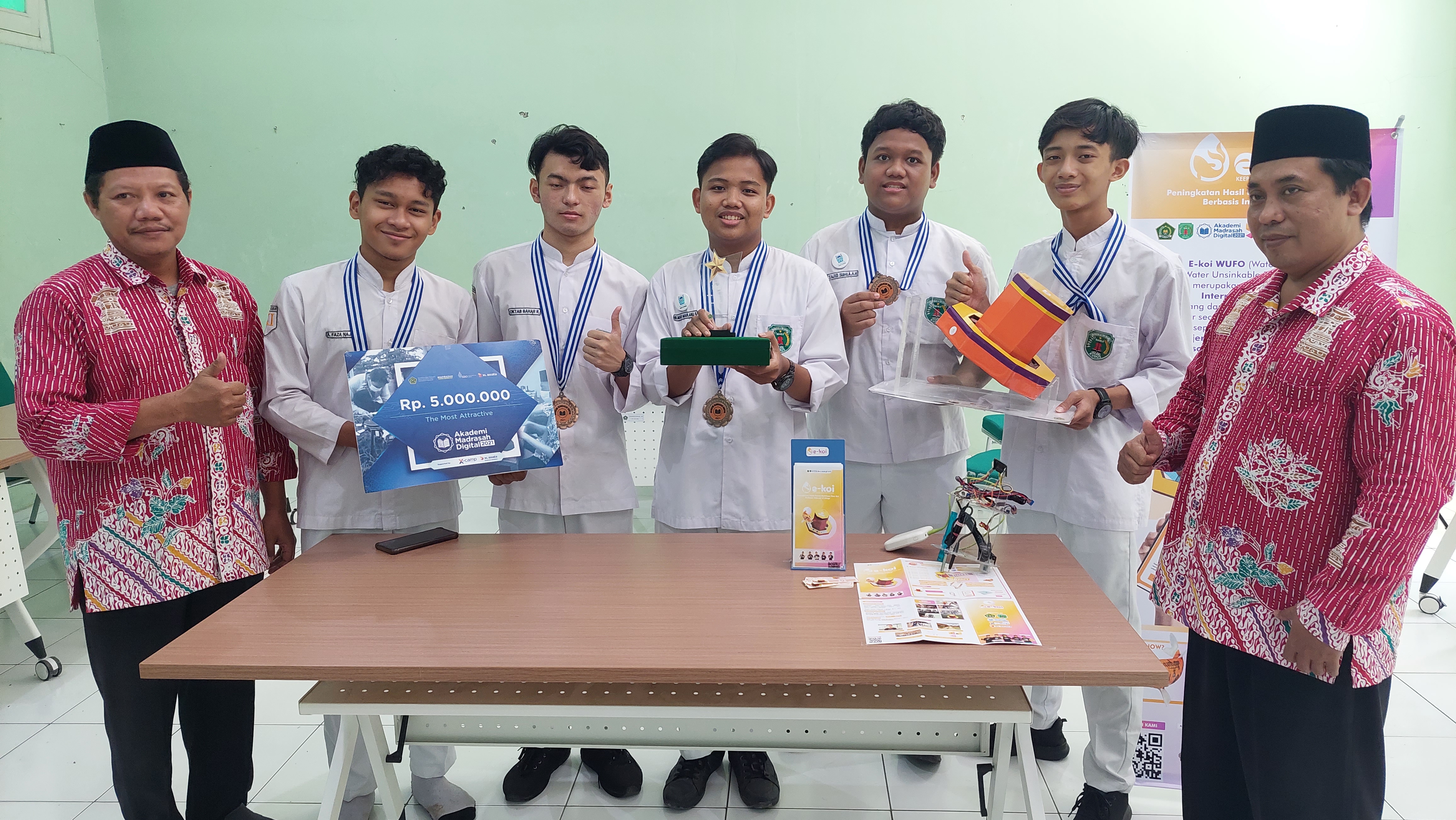  Lima pelajar MAN 2 Kudus tunjukan E-koi atau alat pemantau kualitas air yang berhasil meraih penghargaan di ajang Akademi Madrasah Digital,