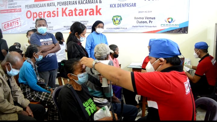 Warga Antusias ikuti pemeriksaan di Aula Susteran PRR Lebao. Larantuka, Flores Timur, NTT. 