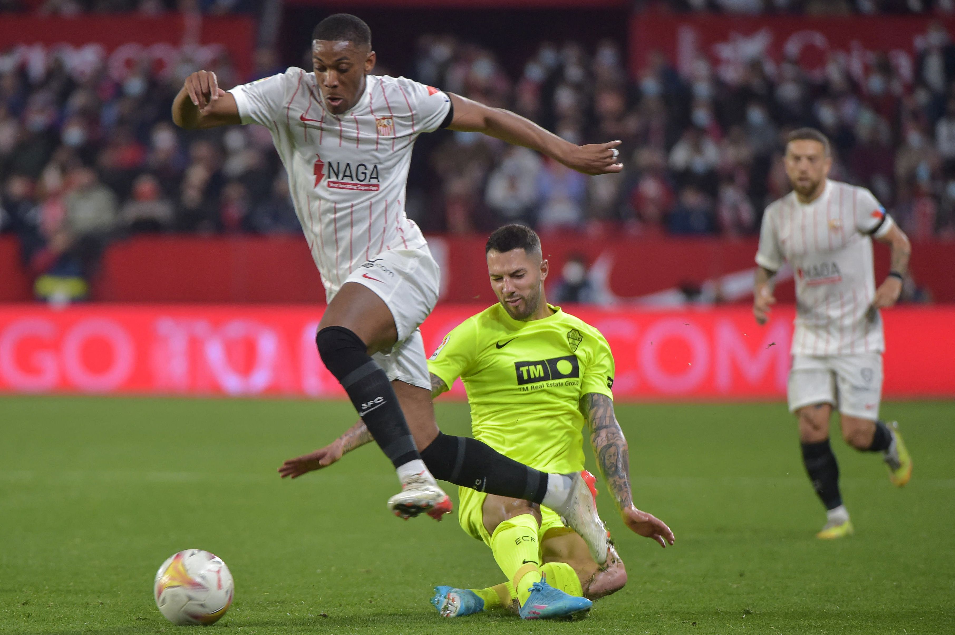 Anthony Martial (depan) akan dipulangkan Sevilla ke Manchester United. 