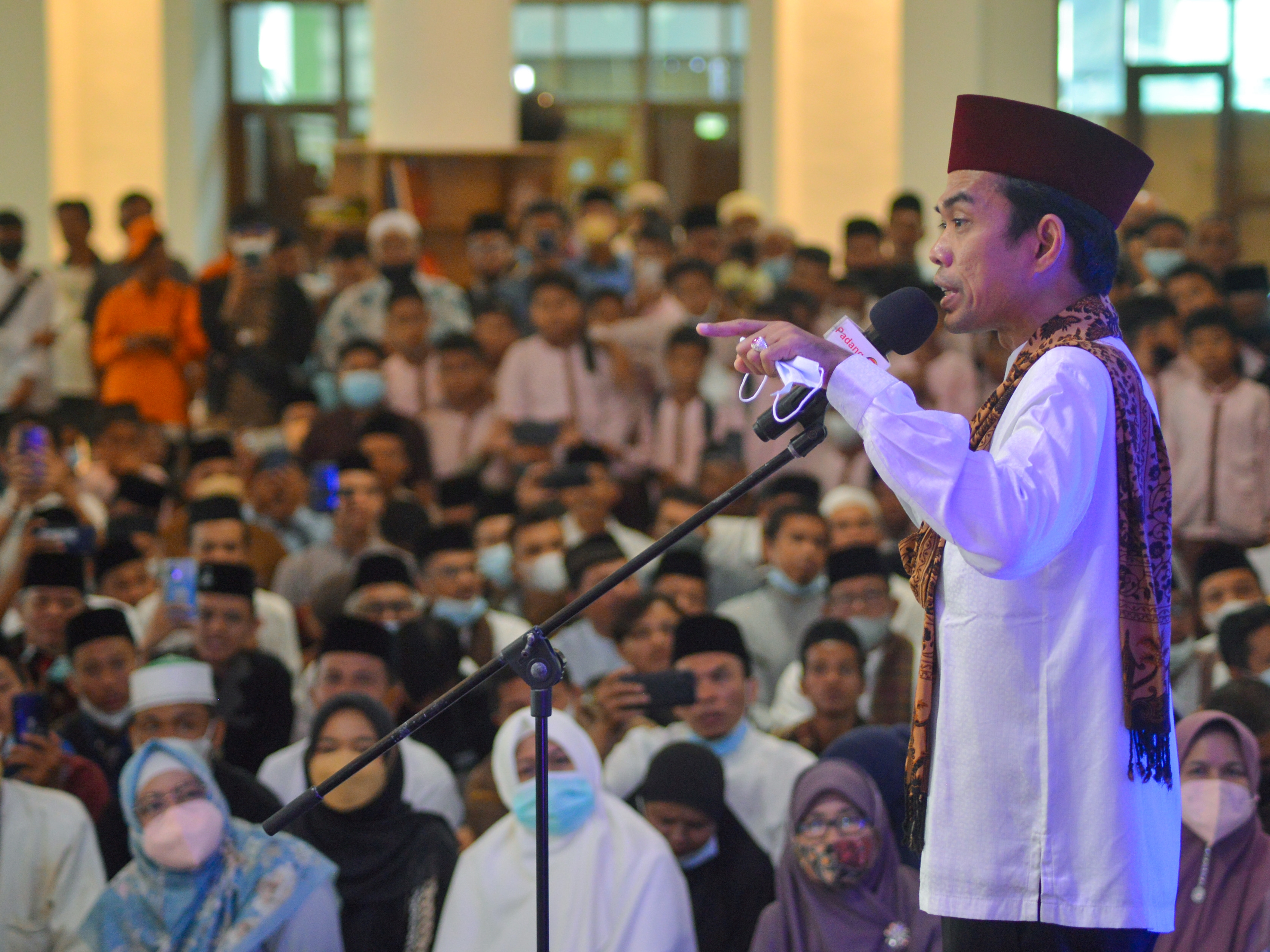 Ustaz Abdul Somad memberikan tausiyah saat pencanangan pesantren Ramadan di Masjid Agung Nurul Iman, Padang, Sumatra Barat, Senin (28/3).