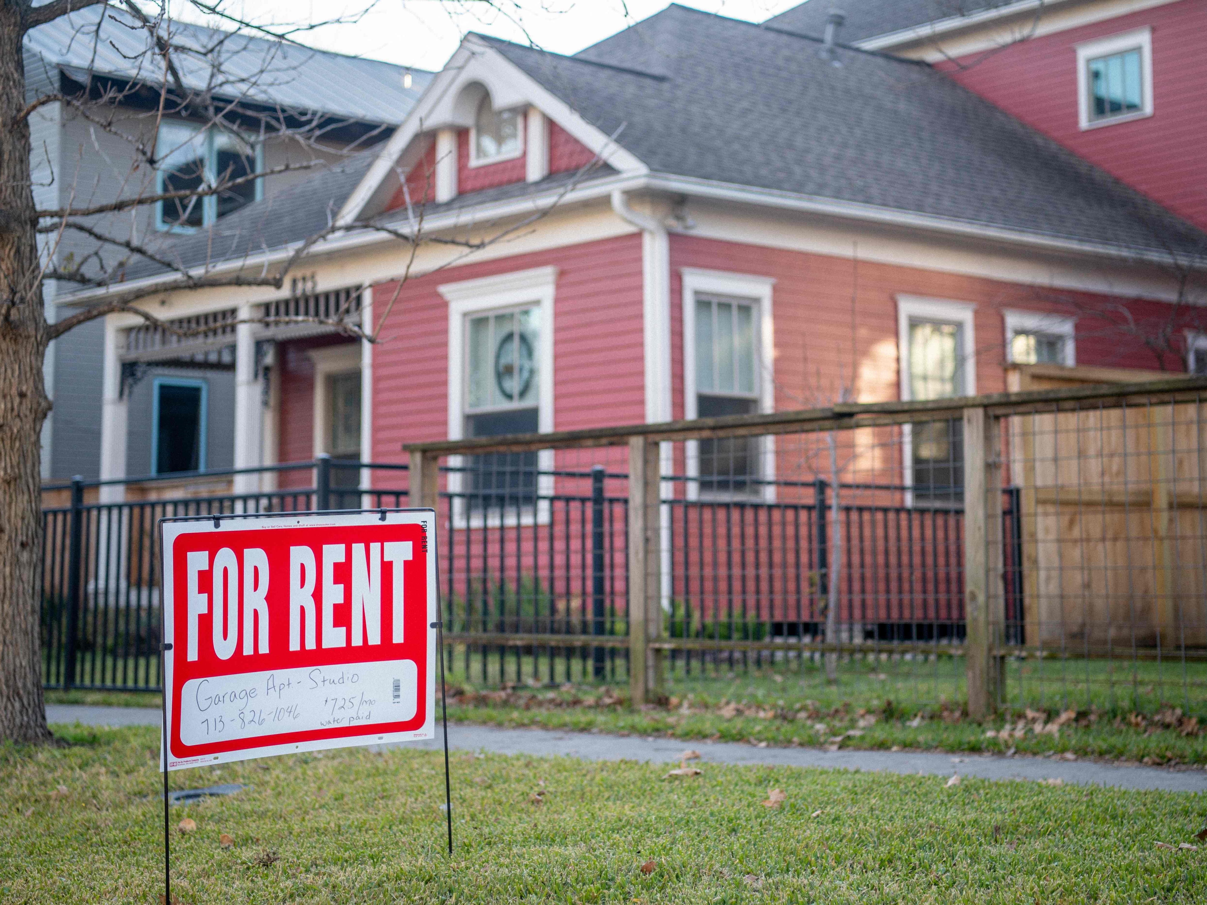 Papan Disewakan dipasang di dekat rumah, Houston, Texas, AS.