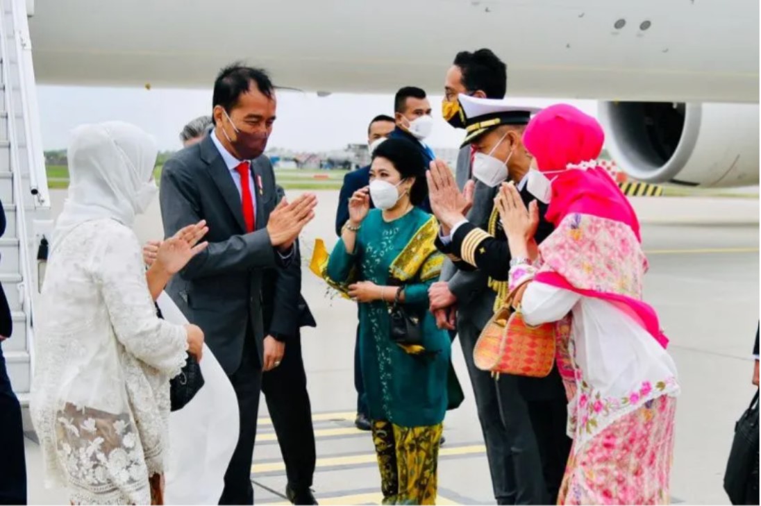 Presiden Joko Widodo (kedua kiri) saat mendarat di Bandara Internasional Schipol, Amsterdam, Belanda, Selasa (10/5/2022) waktu setempat.