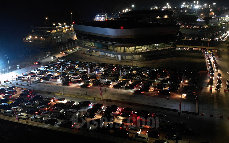 Antrean kendaraan di Pelabuhan Bakauhenj