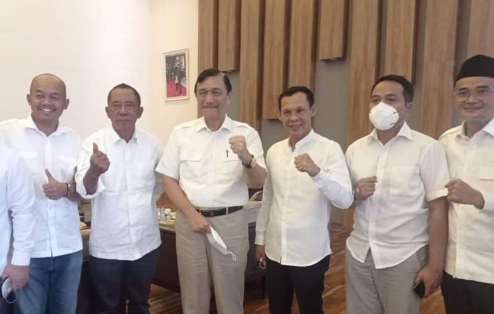 Menko Bidang Kemaritiman dan Investasi Luhut Binsar Panjaitan (tengah), Komtap Kadin Indonesia Jaro Ade (kiri)