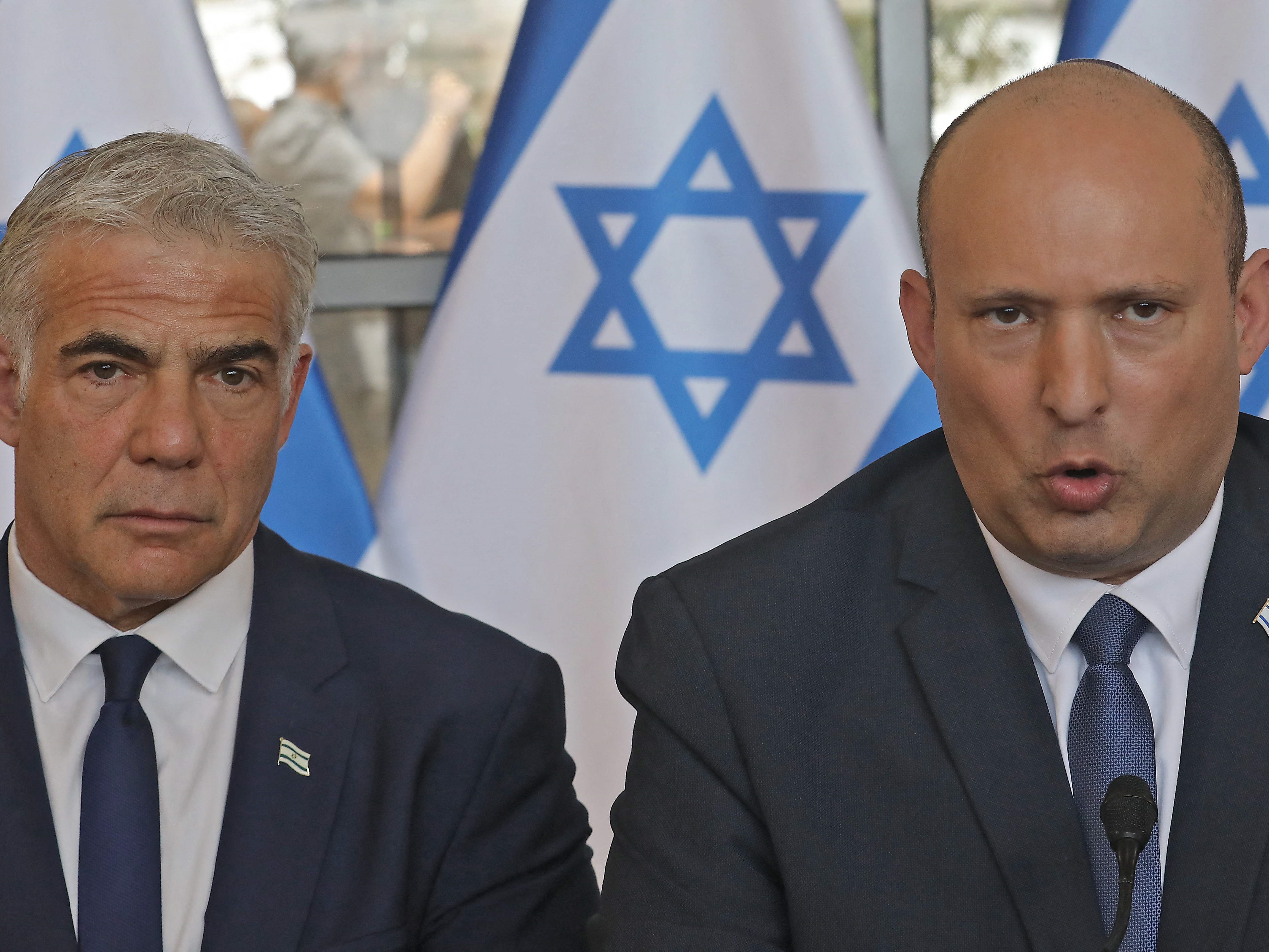 PM Israel Naftali Bennett (kanan) dan Menteri Luar Negeri Yair Lapid menghadiri rapat kabinet mingguan di Jerusalem, Minggu (29/5).