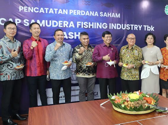 Momen pencatatan saham perdana PT Cilacap Samudera Fishing Industry di Bursa Efek Inodnesia