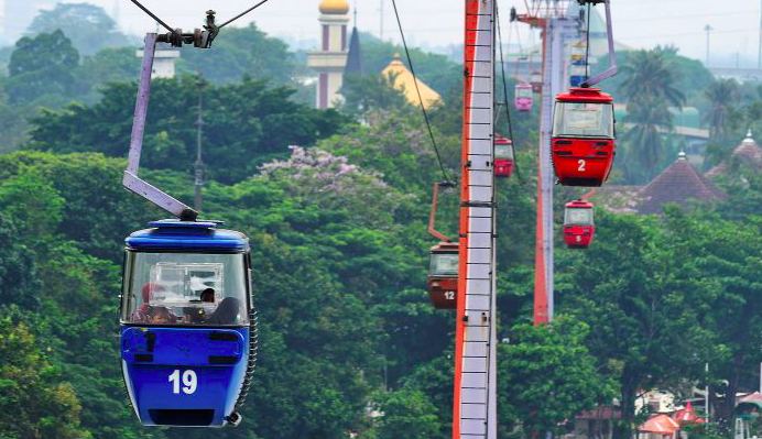 Pengunjung menikmati wahana Kereta Gantung di Taman Mini Indonesia Indah (TMII), Jakarta.