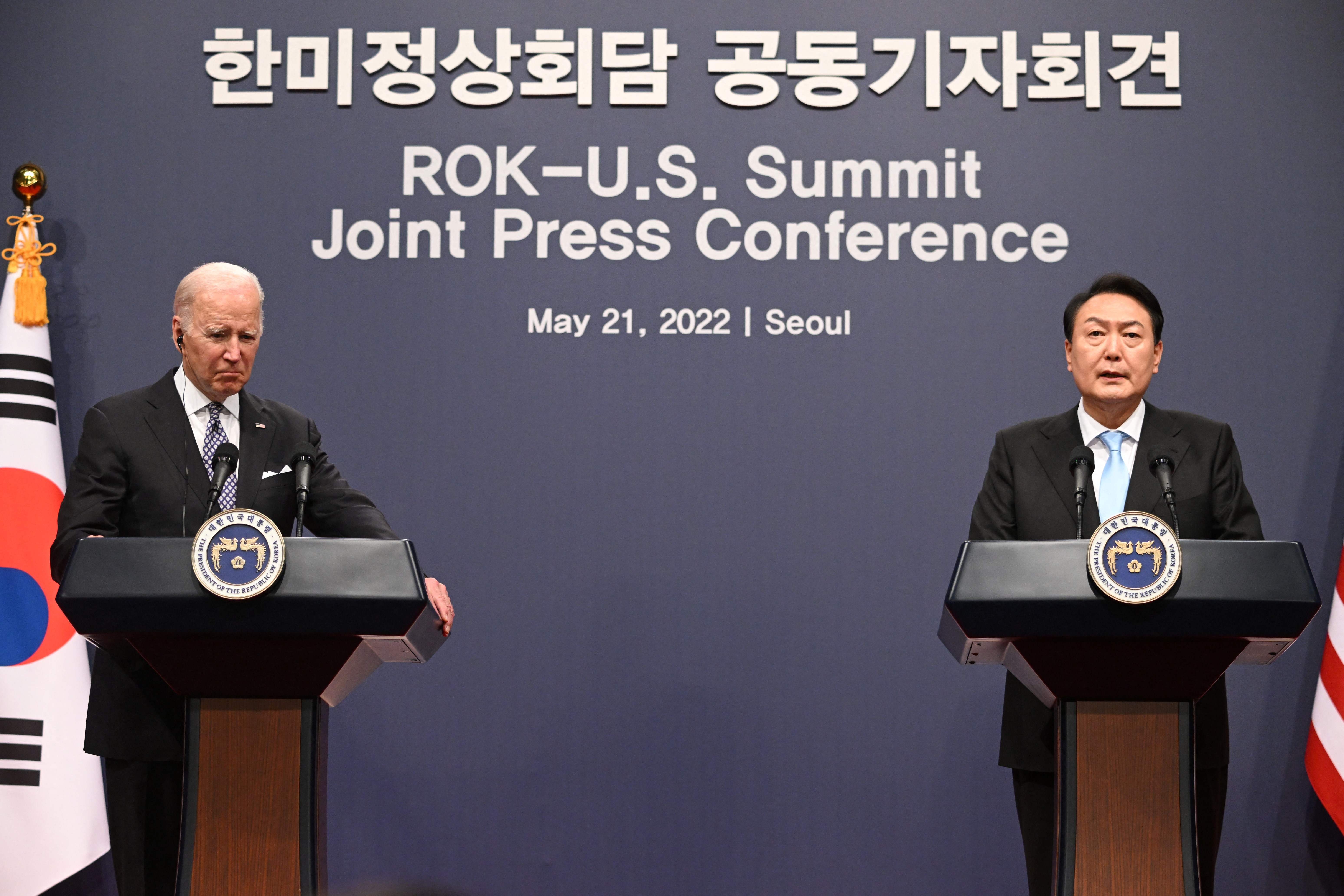 Presiden Korsel Yoon Suk-yeol dan Presiden AS Joe Biden gelar kongerensi pers di Gedung Rakyat. Seoul, Korsel, Santu (21/5).
