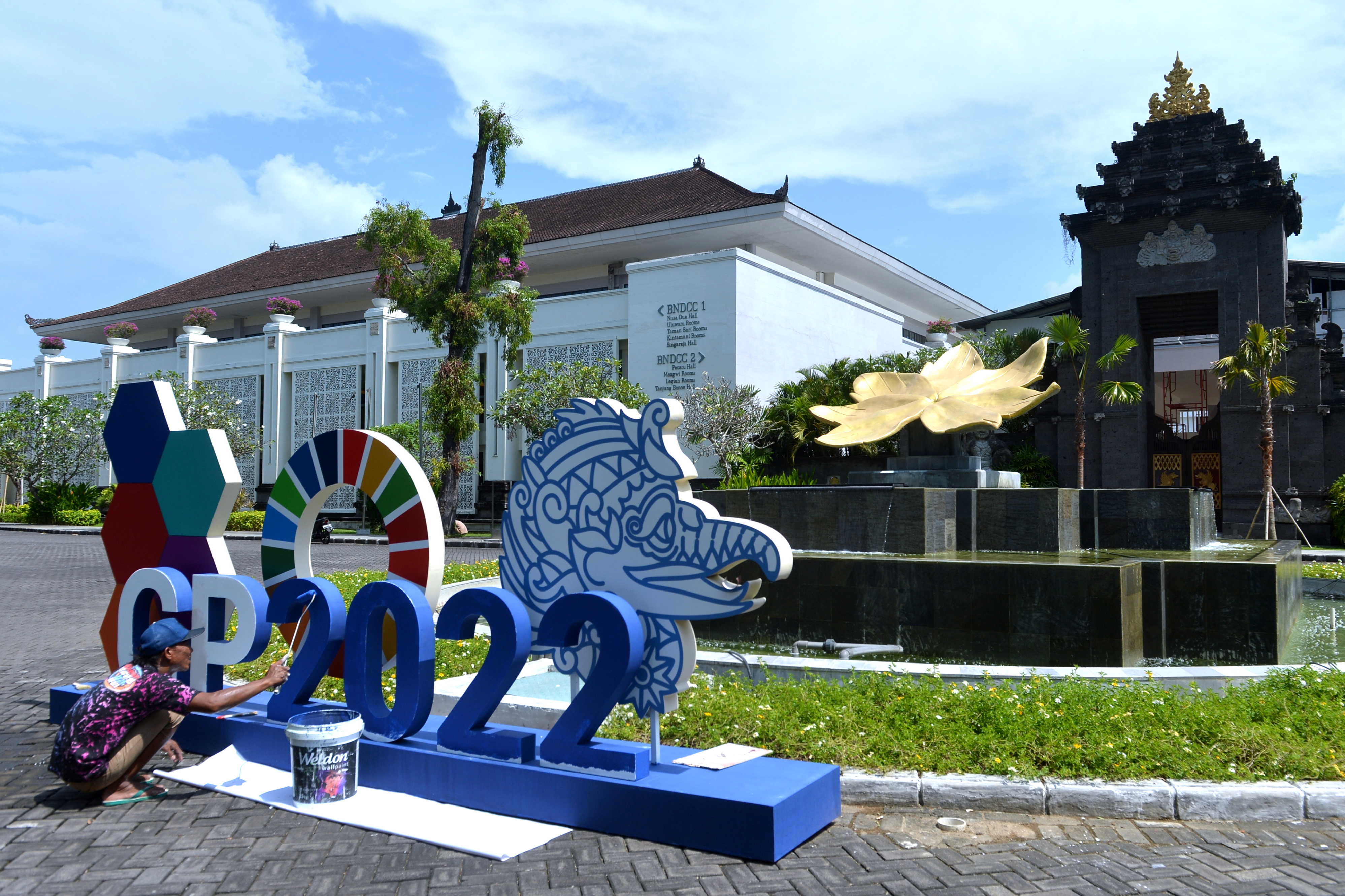 Pekerja beraktivitas di area Bali Nusa Dua Convention Center yang akan digunakan untuk pelaksanaan GPDRR di Badung, Bali, Jumat (20/5/2022).