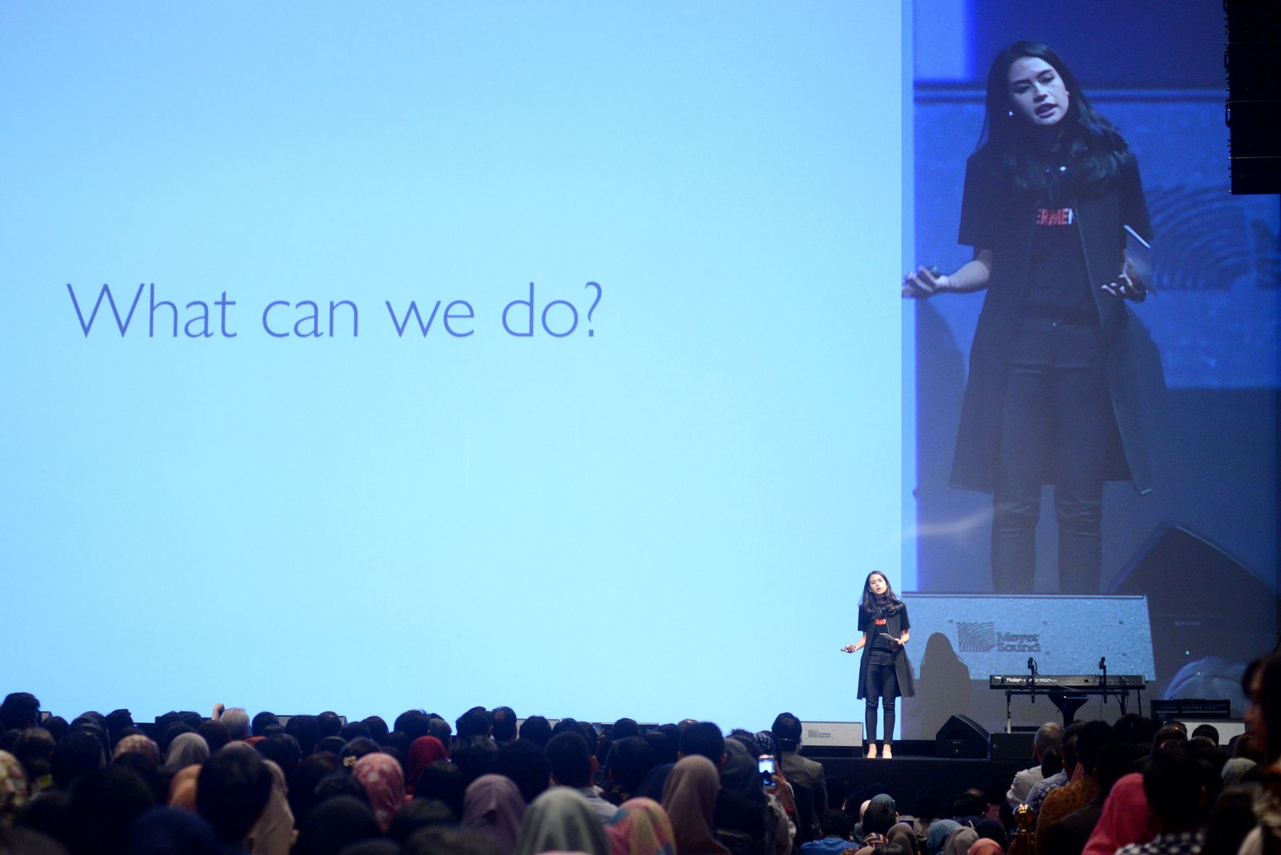 Selebritas Maudy Ayunda saat menjadi pembicara dalam suatu forum ekonomi.  