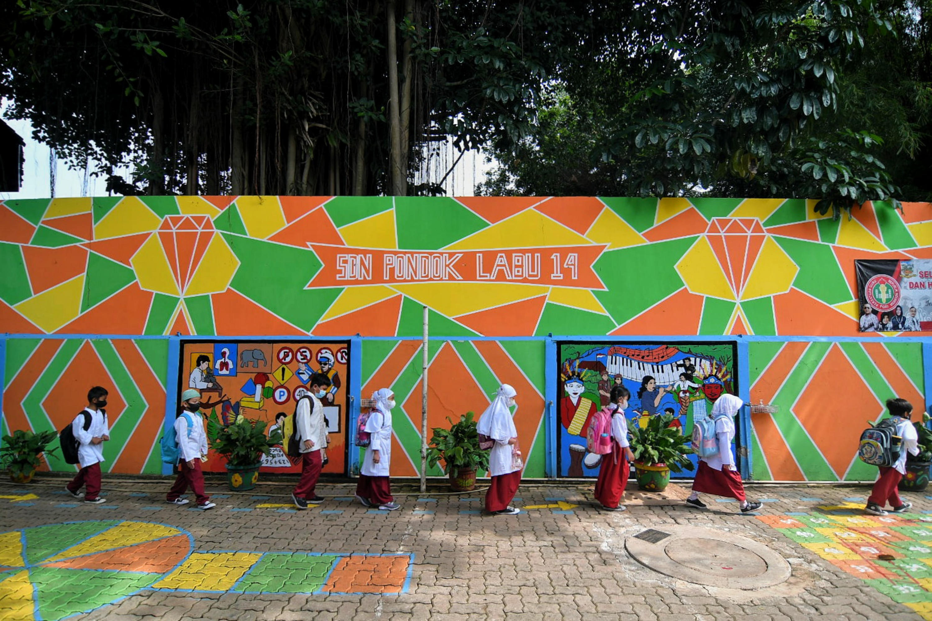 Sejumlah siswa saat keluar sekolah dengan tetap menjaga jarak.
