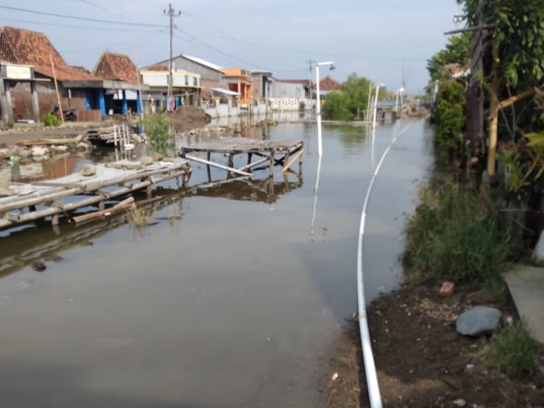 Banjir air laut pasang (rob) merendam jalan kabupaten di Desa Tugu, Kecamatan Sayung, Kabupaten Demak setinggi hingga 75 sentimeter.