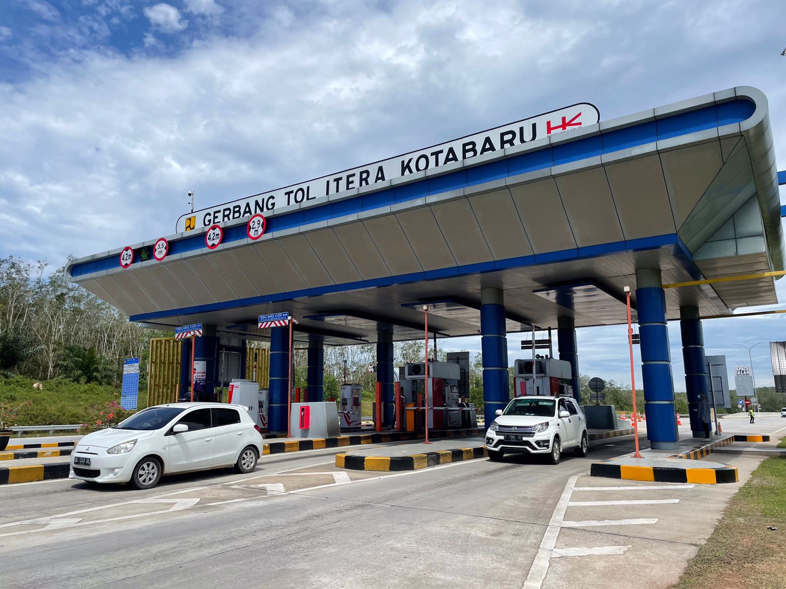 Kendaraan dari Pulau Jawa mulai memadati Jalan Tol Trans Sumatra (JTTS).